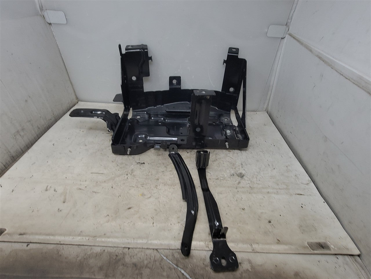 2023 SUBURBN15 BATTERY TRAY MOUNT 84963923 33271 - image 1