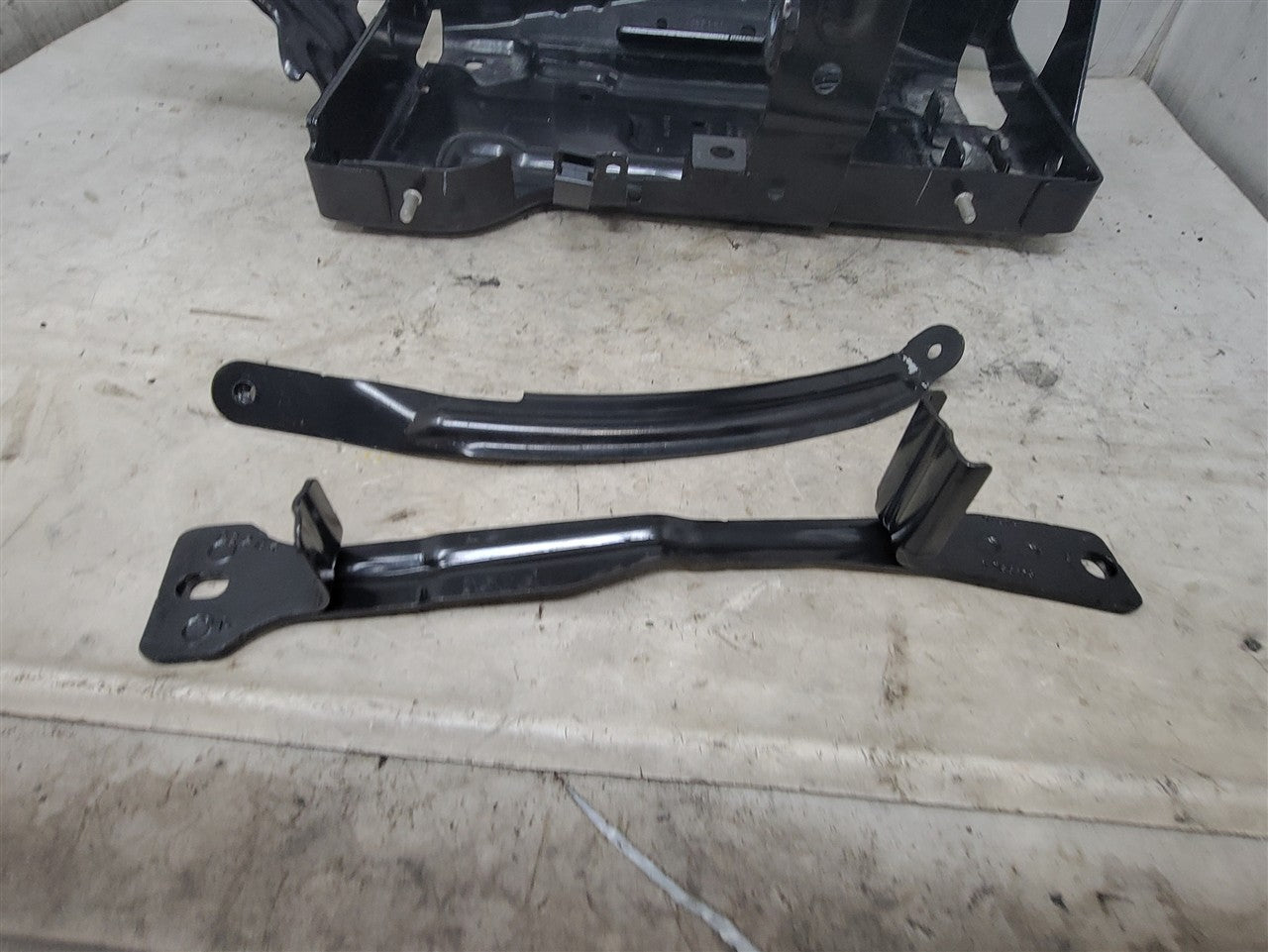 2023 SUBURBN15 BATTERY TRAY MOUNT 84963923 33271 - image 2