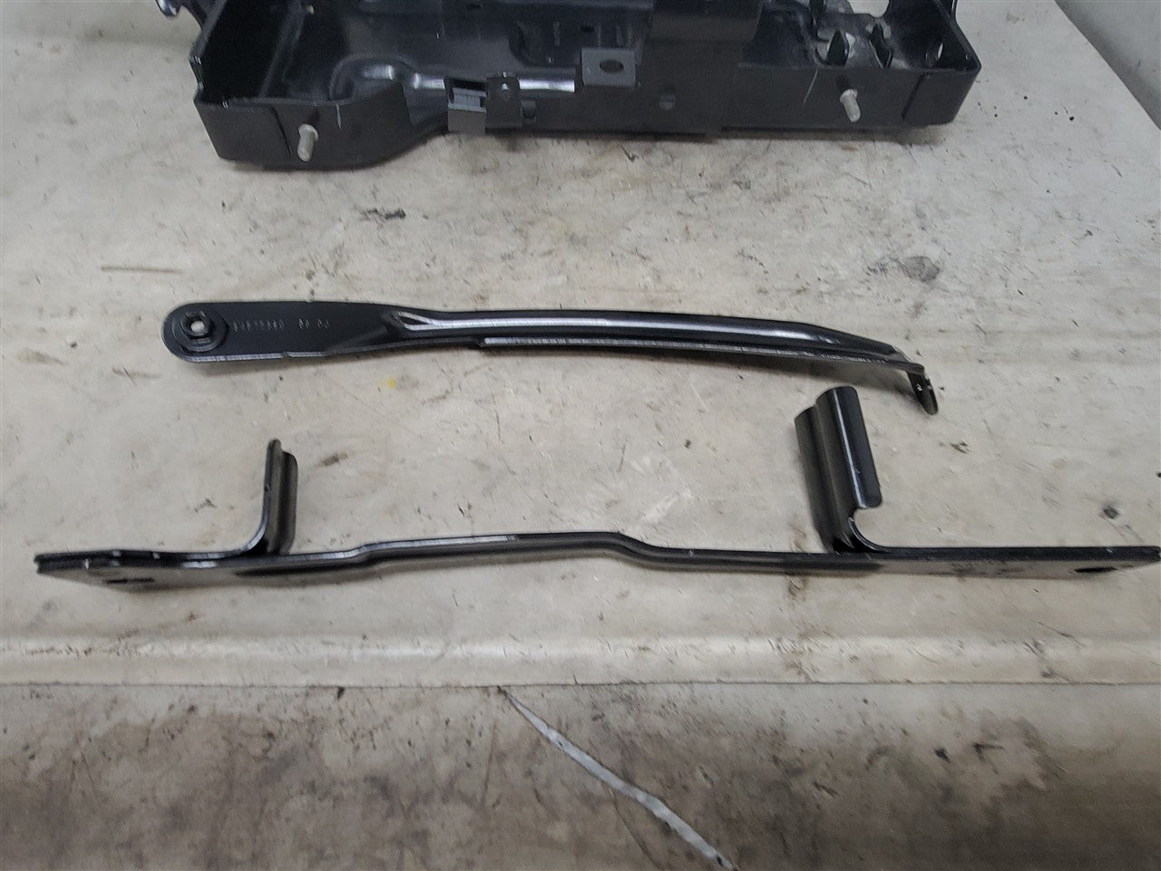 2023 SUBURBN15 BATTERY TRAY MOUNT 84963923 33271 - image 3