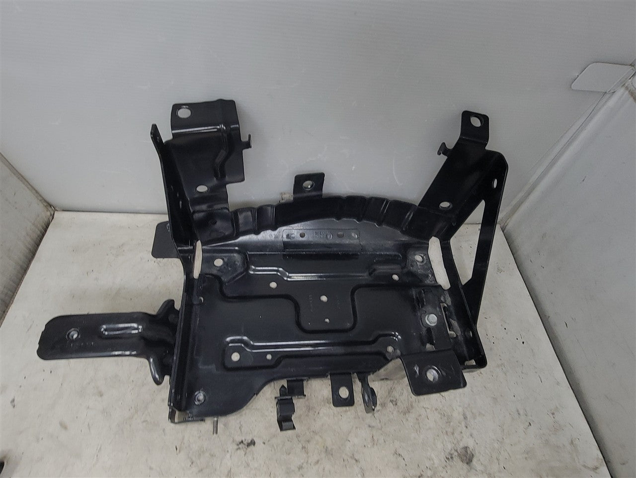 2023 SUBURBN15 BATTERY TRAY MOUNT 84963923 33271 - image 4