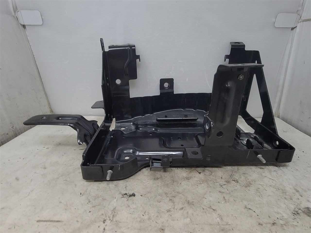 2023 SUBURBN15 BATTERY TRAY MOUNT 84963923 33271 - image 5