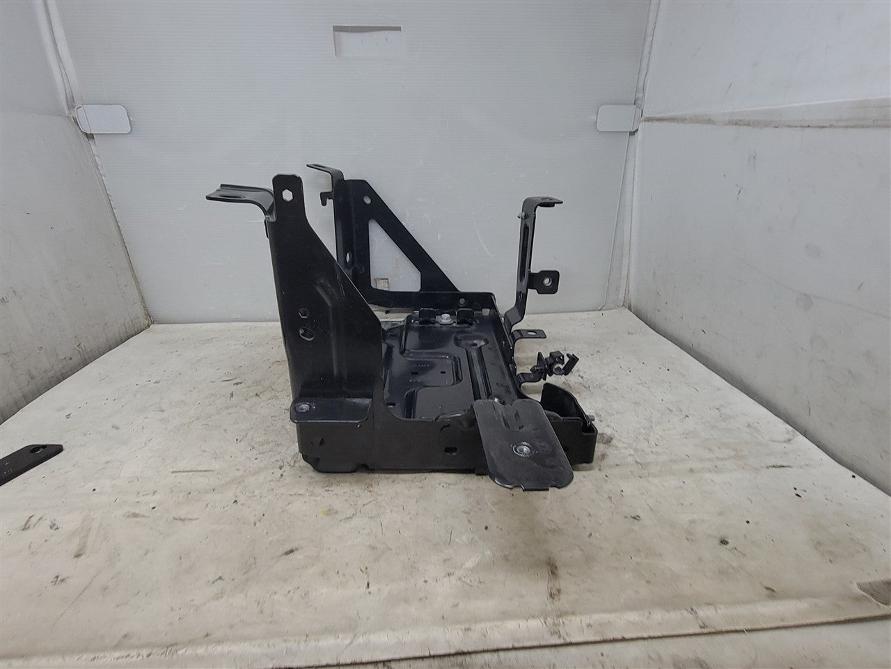 2023 SUBURBN15 BATTERY TRAY MOUNT 84963923 33271 - image 6