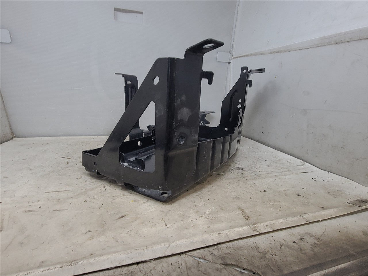 2023 SUBURBN15 BATTERY TRAY MOUNT 84963923 33271 - image 9