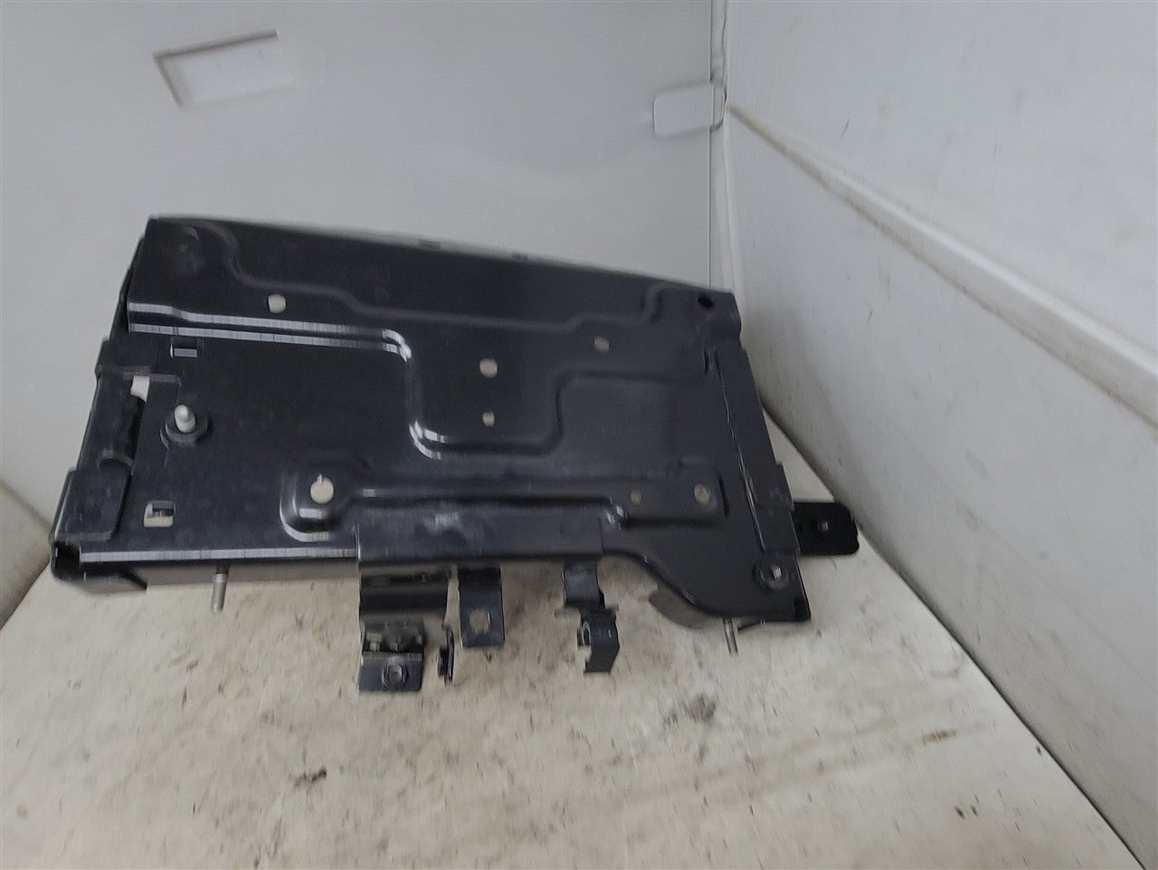 2023 SUBURBN15 BATTERY TRAY MOUNT 84963923 33271 - image 10