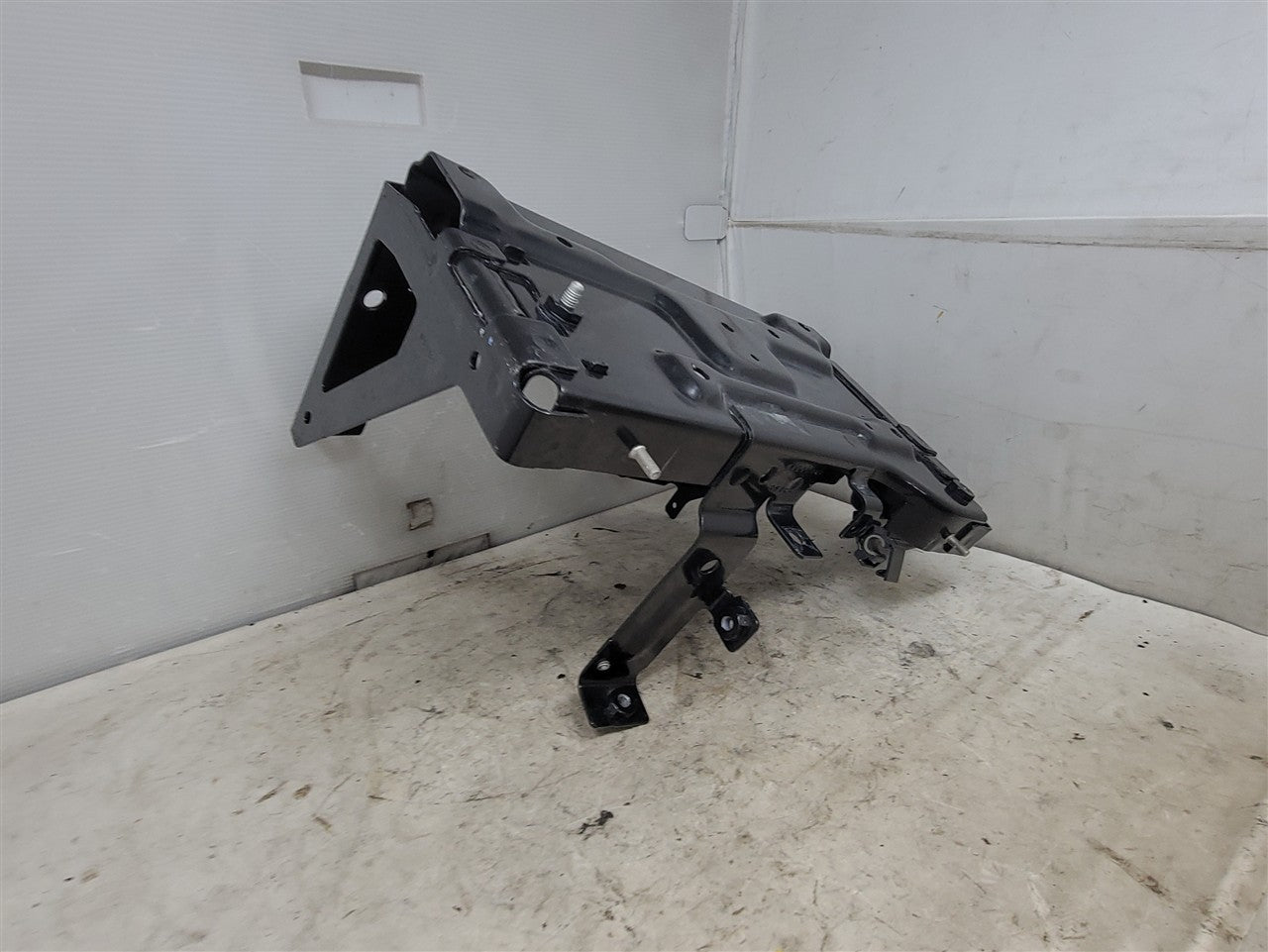 2023 SUBURBN15 BATTERY TRAY MOUNT 84963923 33271 - image 12