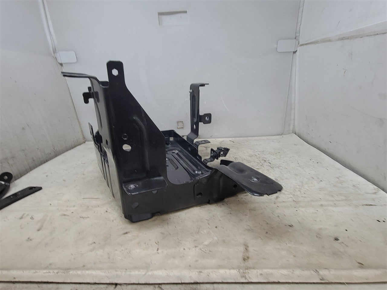 2023 SUBURBN15 BATTERY TRAY MOUNT 84963923 33271 - image 13