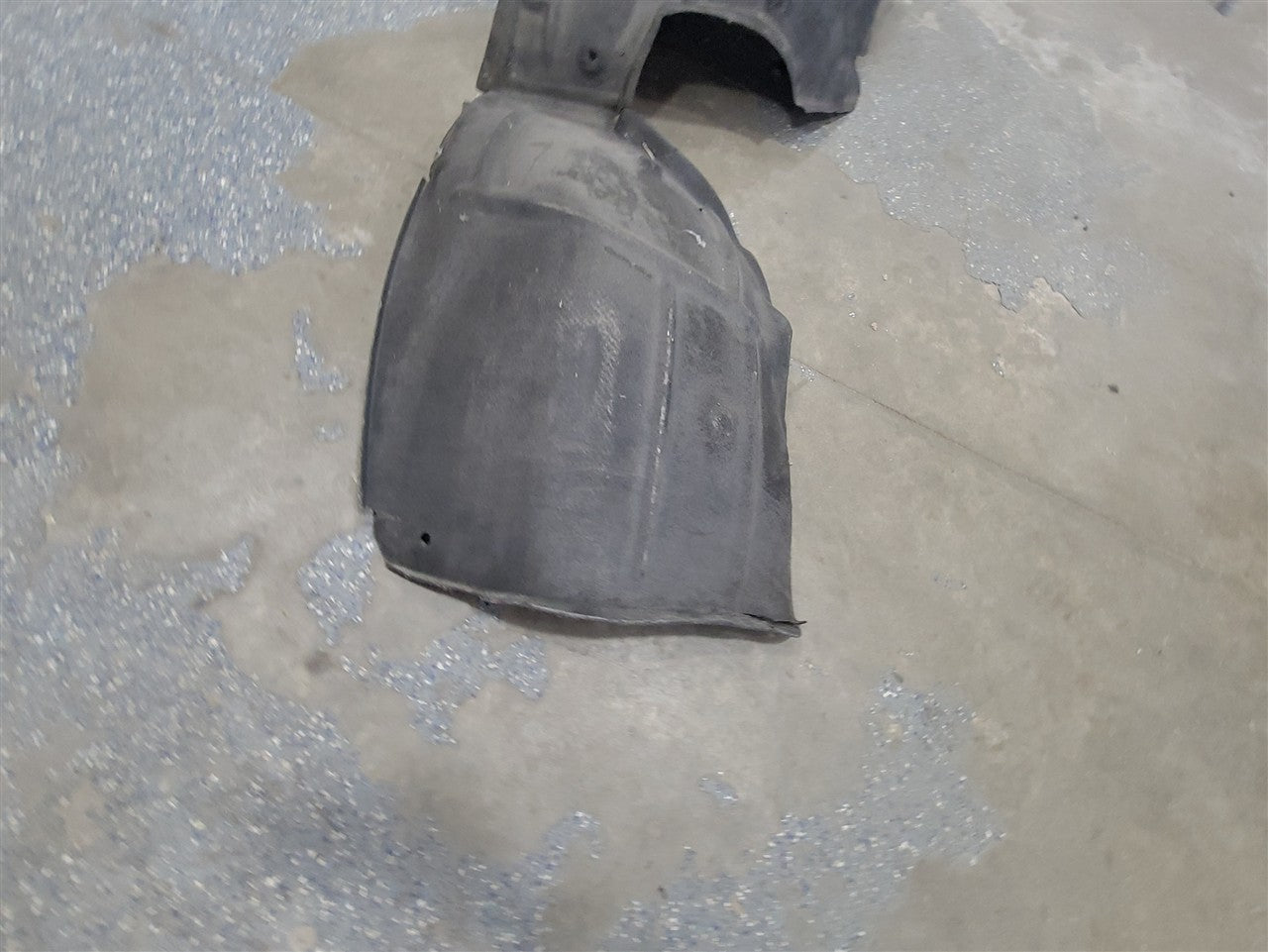 2016 CAMARO SS LH FRONT FENDER LINER 84922604 33277 - image 4