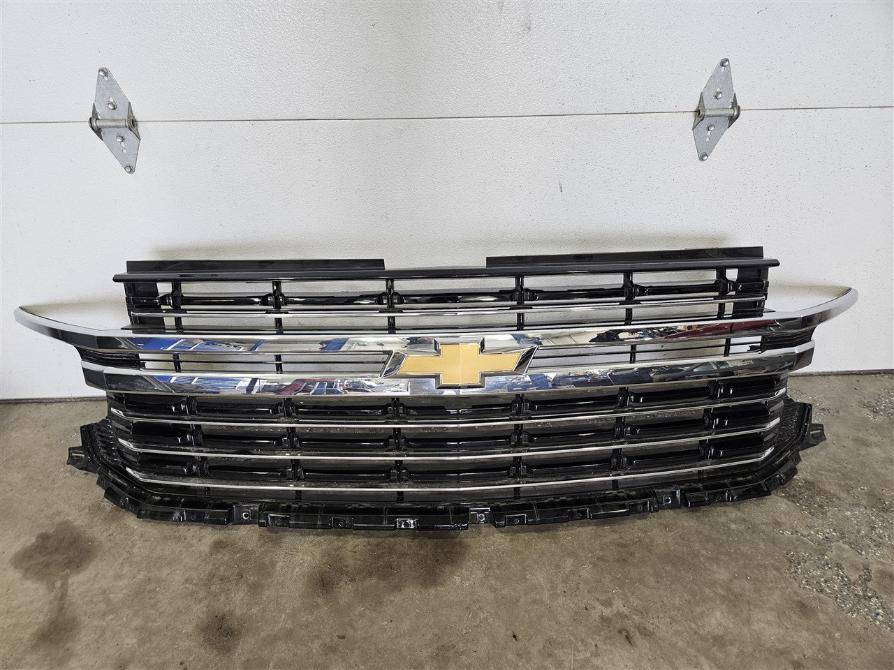 2023 SUBURBN15 OEM LT UPPER GRILLE BLACK W/CHROME 33287 - image 1