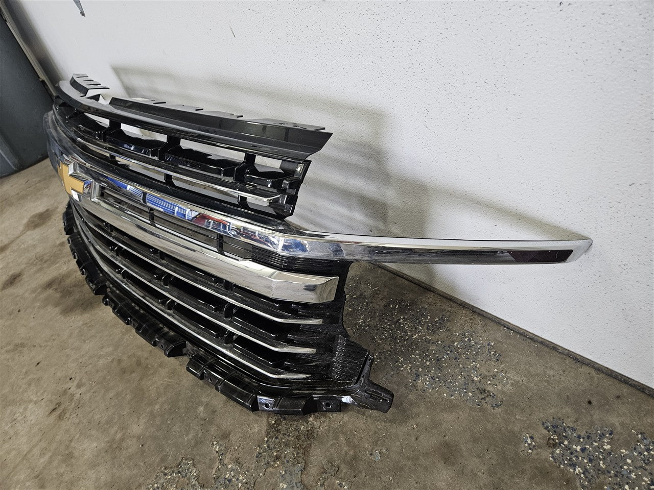 2023 SUBURBN15 OEM LT UPPER GRILLE BLACK W/CHROME 33287 - image 2