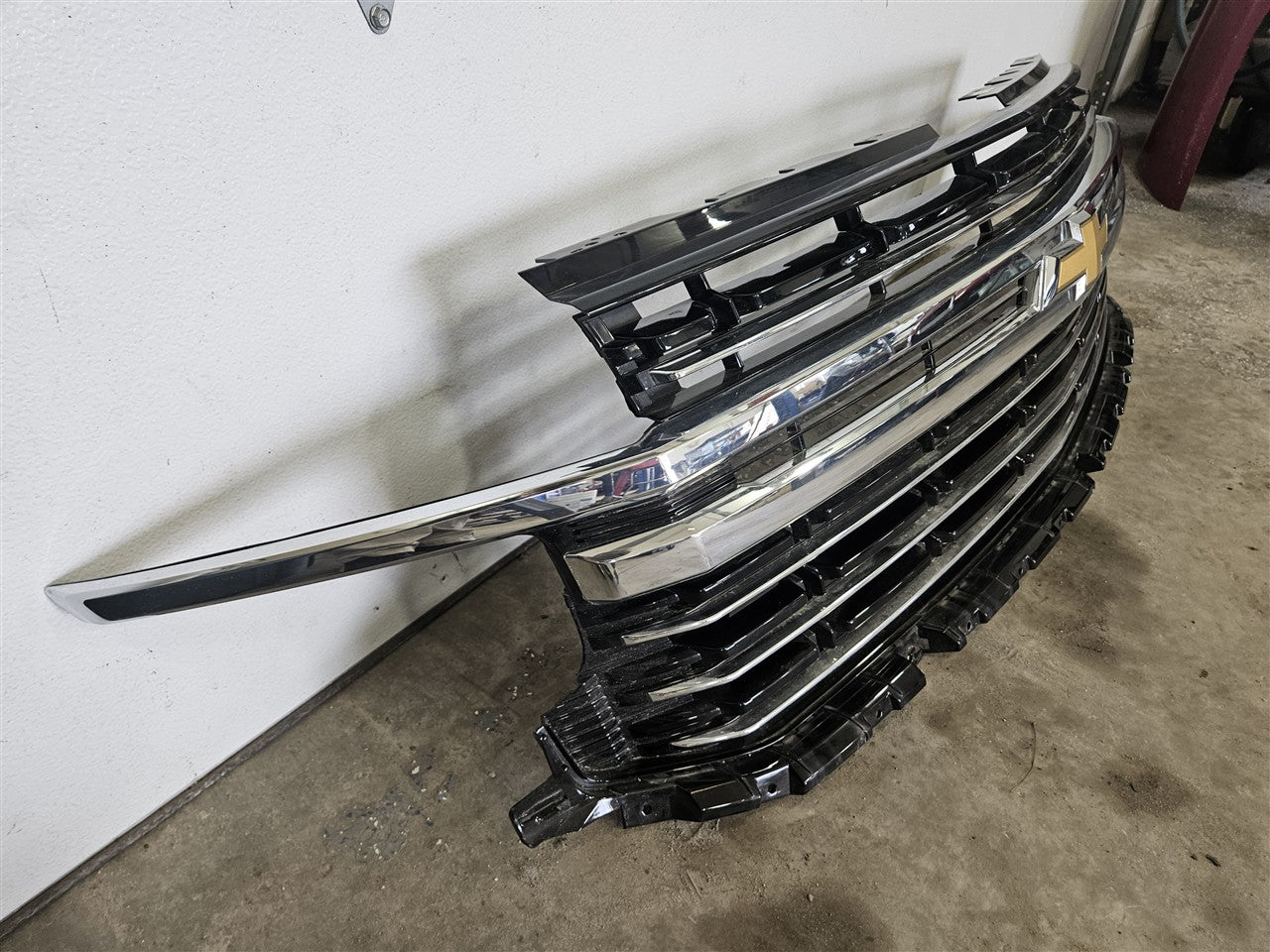 2023 SUBURBN15 OEM LT UPPER GRILLE BLACK W/CHROME 33287 - image 3