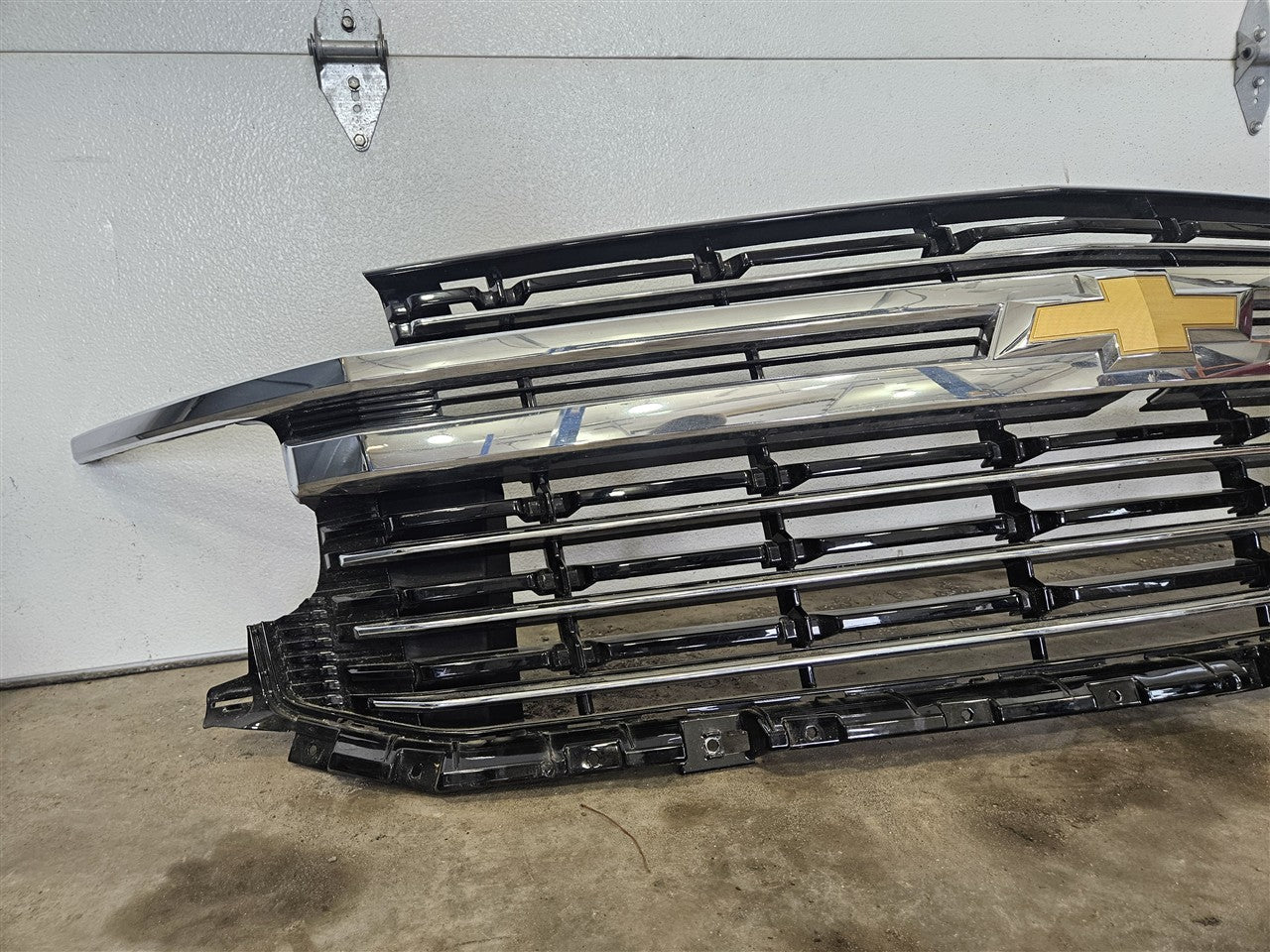 2023 SUBURBN15 OEM LT UPPER GRILLE BLACK W/CHROME 33287 - image 7
