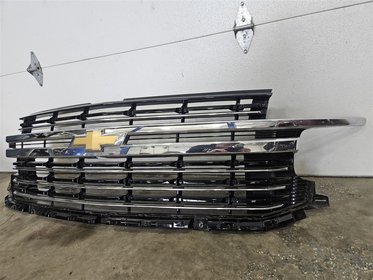 2023 SUBURBN15 OEM LT UPPER GRILLE BLACK W/CHROME 33287 - image 8