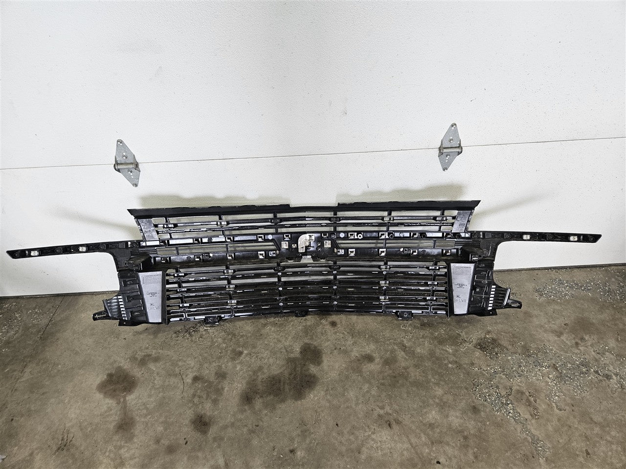 2023 SUBURBN15 OEM LT UPPER GRILLE BLACK W/CHROME 33287 - image 9
