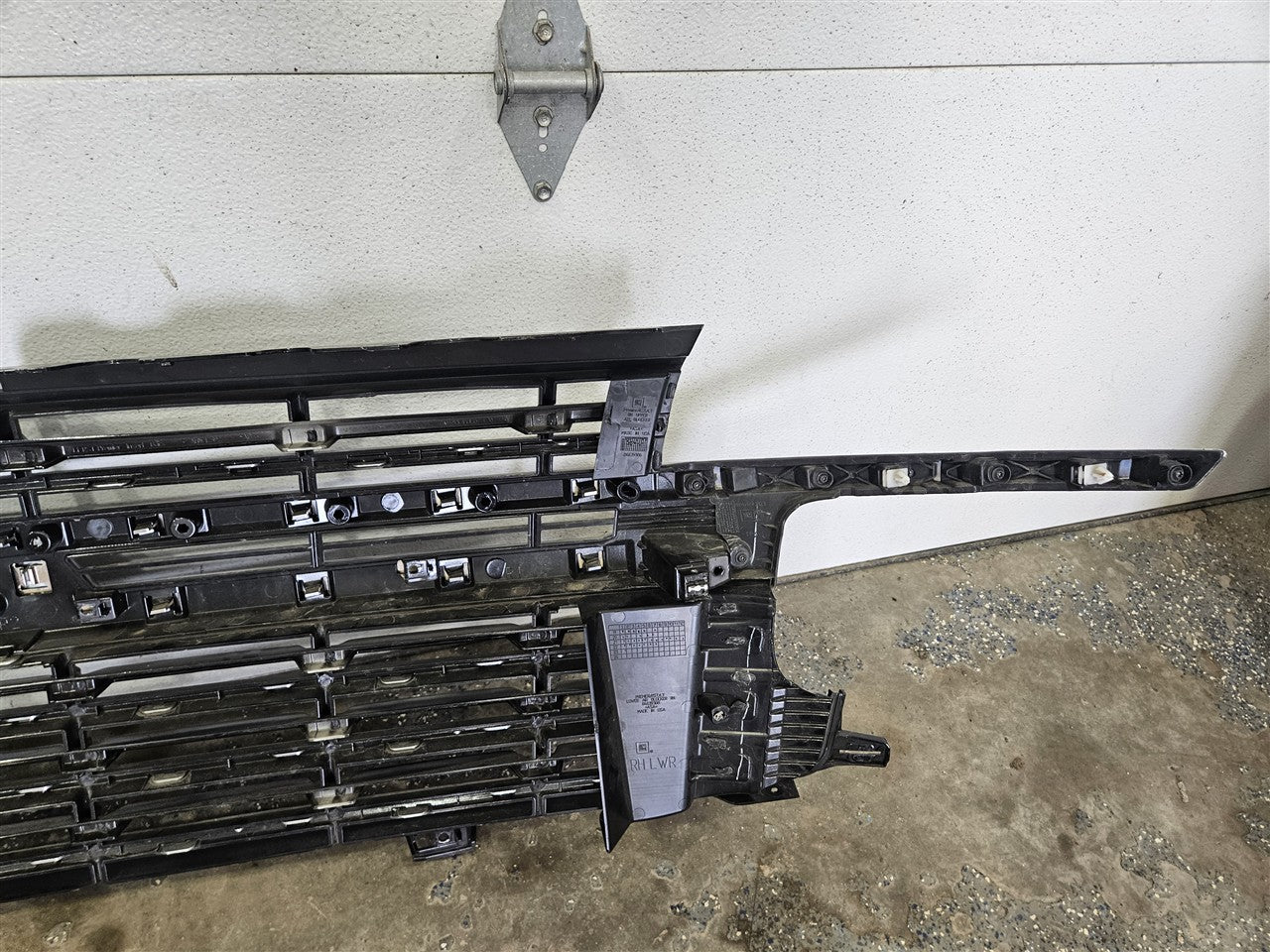 2023 SUBURBN15 OEM LT UPPER GRILLE BLACK W/CHROME 33287 - image 10
