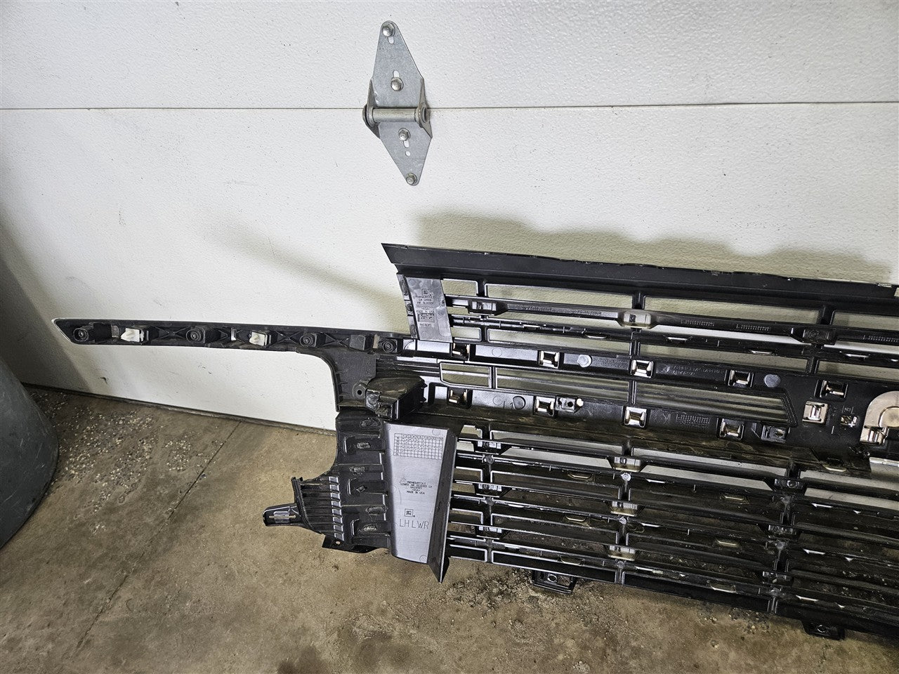 2023 SUBURBN15 OEM LT UPPER GRILLE BLACK W/CHROME 33287 - image 11