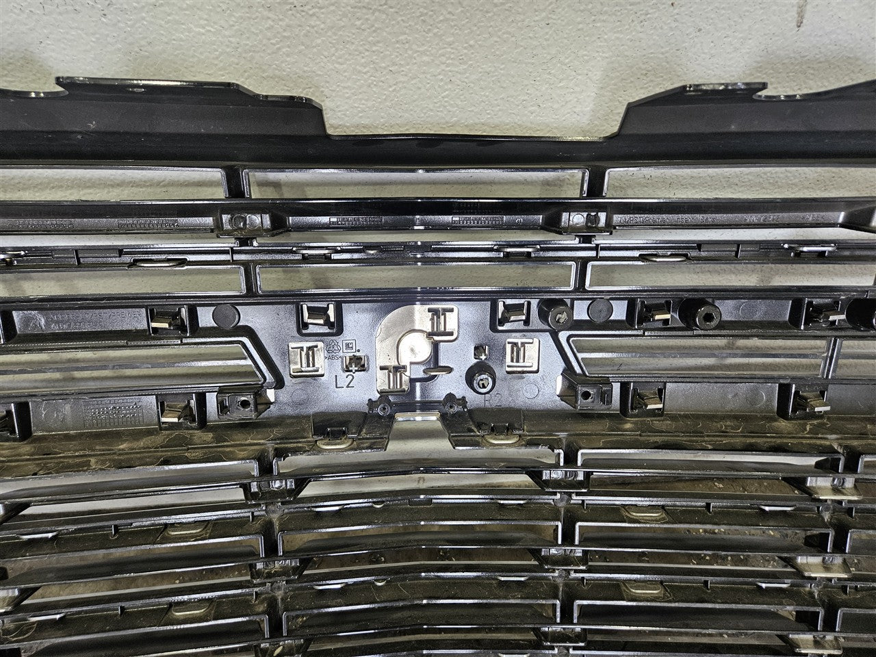 2023 SUBURBN15 OEM LT UPPER GRILLE BLACK W/CHROME 33287 - image 12