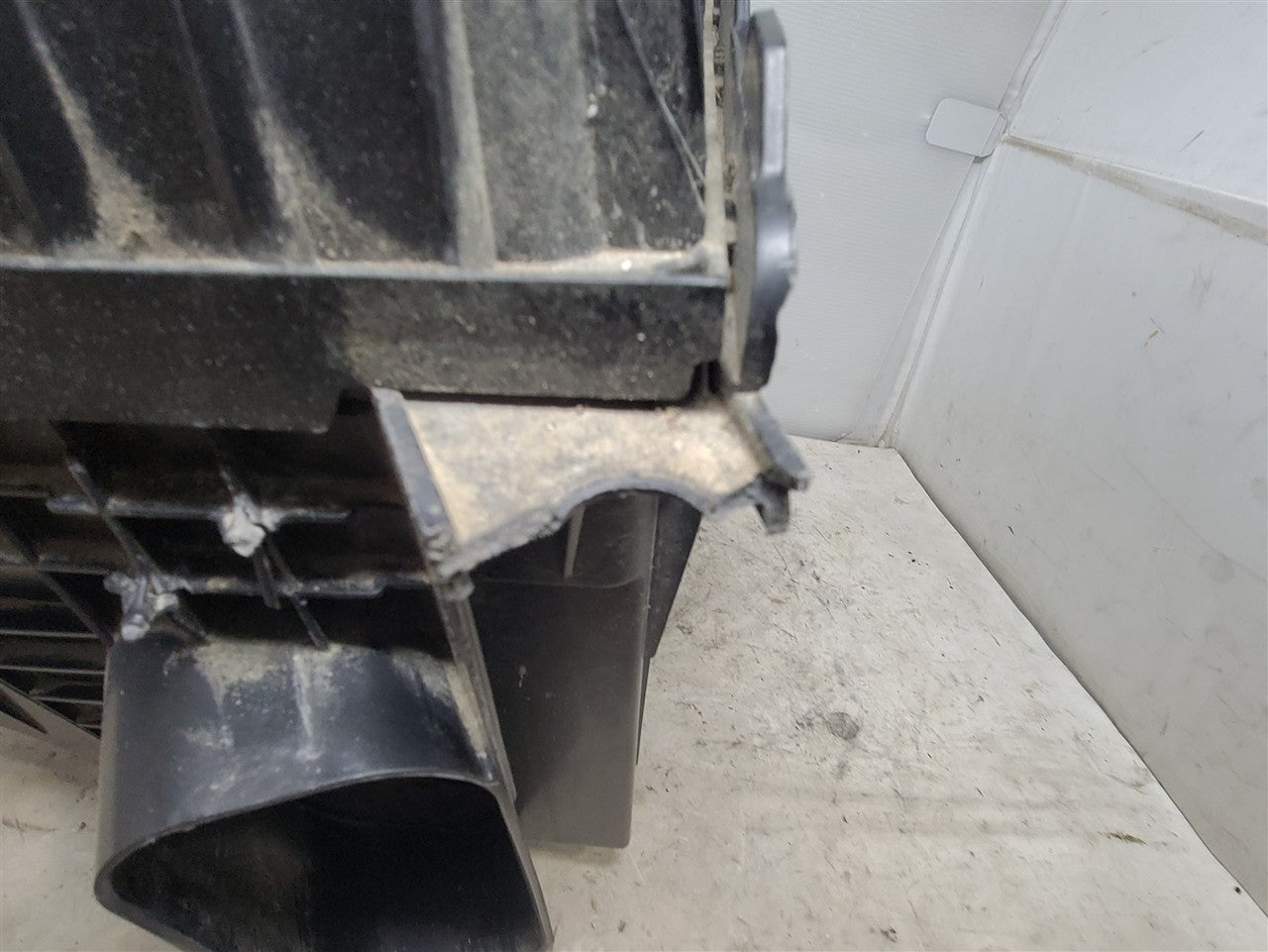 2023 SUBURBN15 OEM AIR INTAKE BOX FILTER HOUSING 33295 - image 6