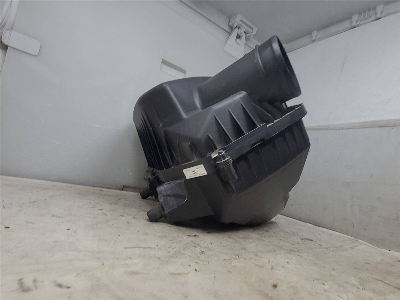 2023 SUBURBN15 OEM AIR INTAKE BOX FILTER HOUSING 33295 - image 9