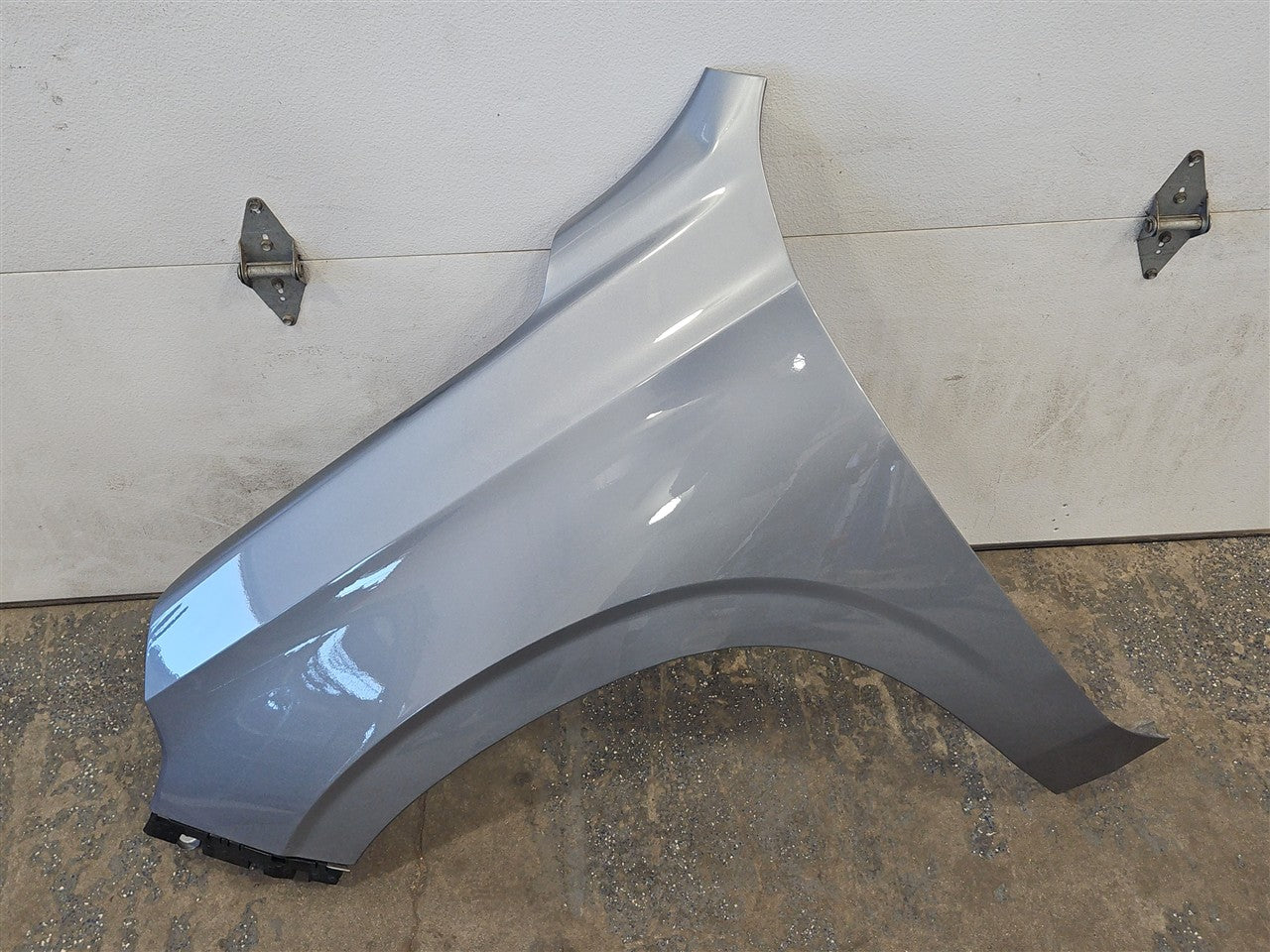 2023 SUBURBN15 LH FENDER GREY GXD 3D1 DENT BY HOOD 33296 - image 1
