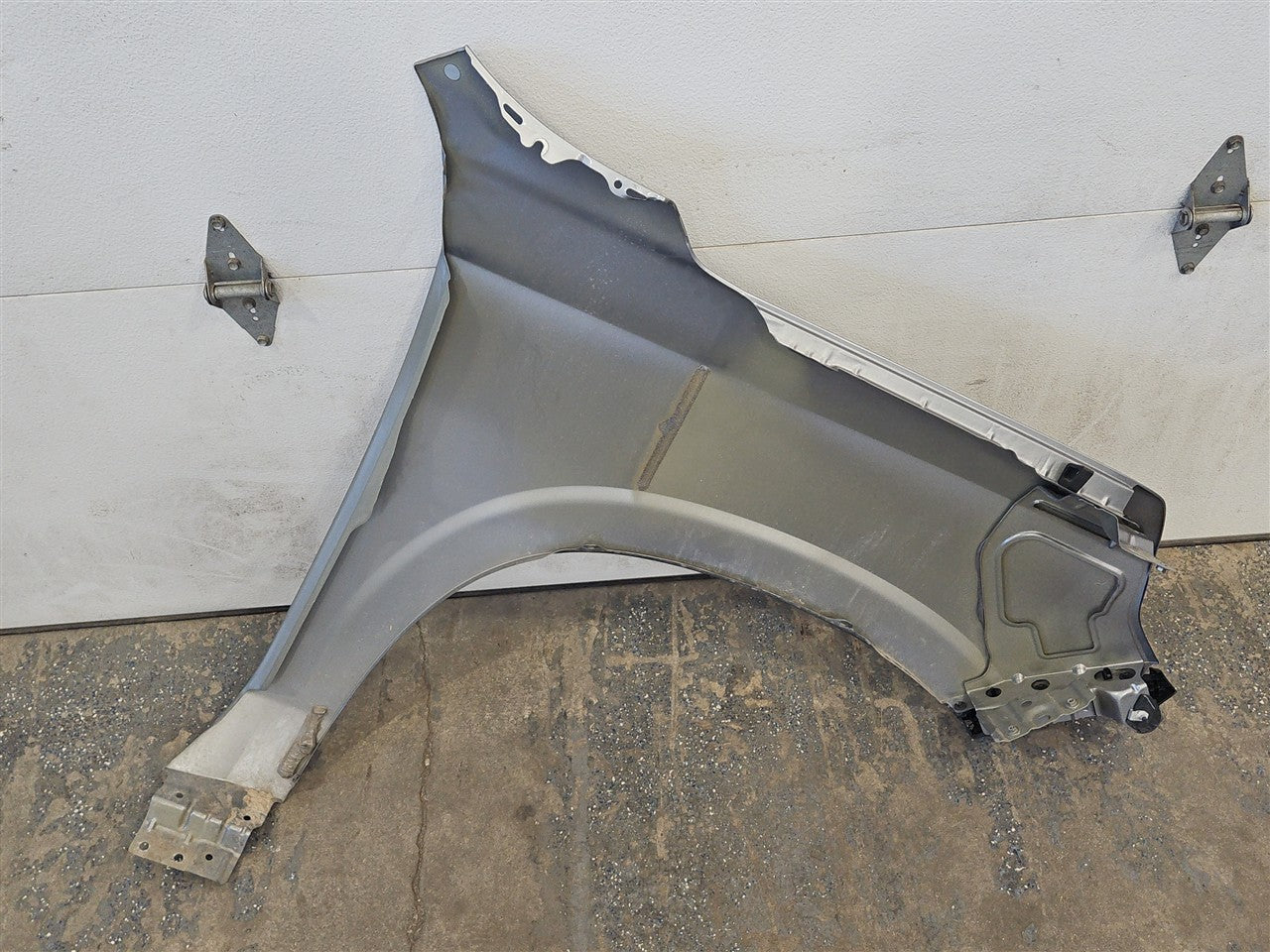 2023 SUBURBN15 LH FENDER GREY GXD 3D1 DENT BY HOOD 33296 - image 7