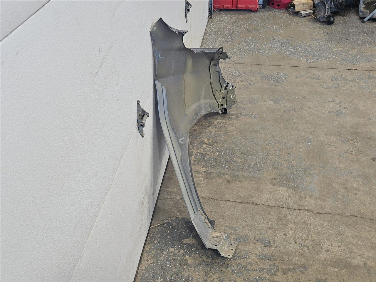 2023 SUBURBN15 LH FENDER GREY GXD 3D1 DENT BY HOOD 33296 - image 9