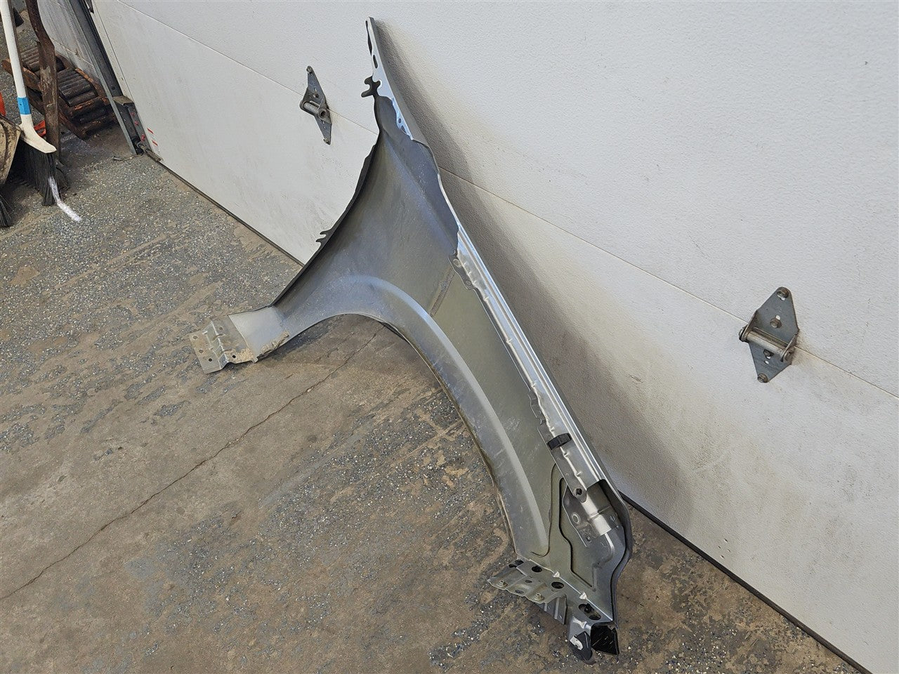 2023 SUBURBN15 LH FENDER GREY GXD 3D1 DENT BY HOOD 33296 - image 10