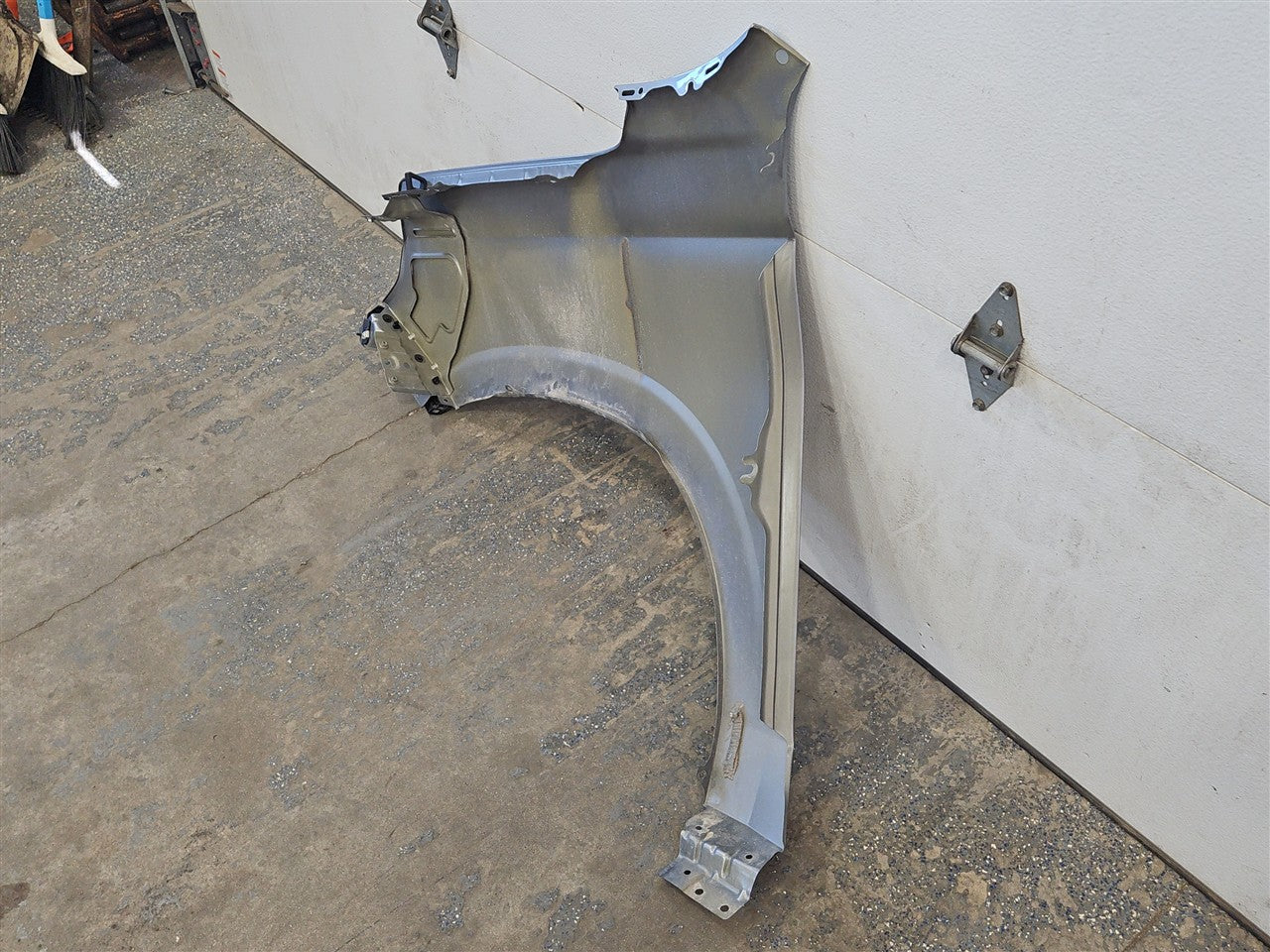 2023 SUBURBN15 RH FENDER GREY GXD 3D1 DENT BY HOOD 33297 - image 10