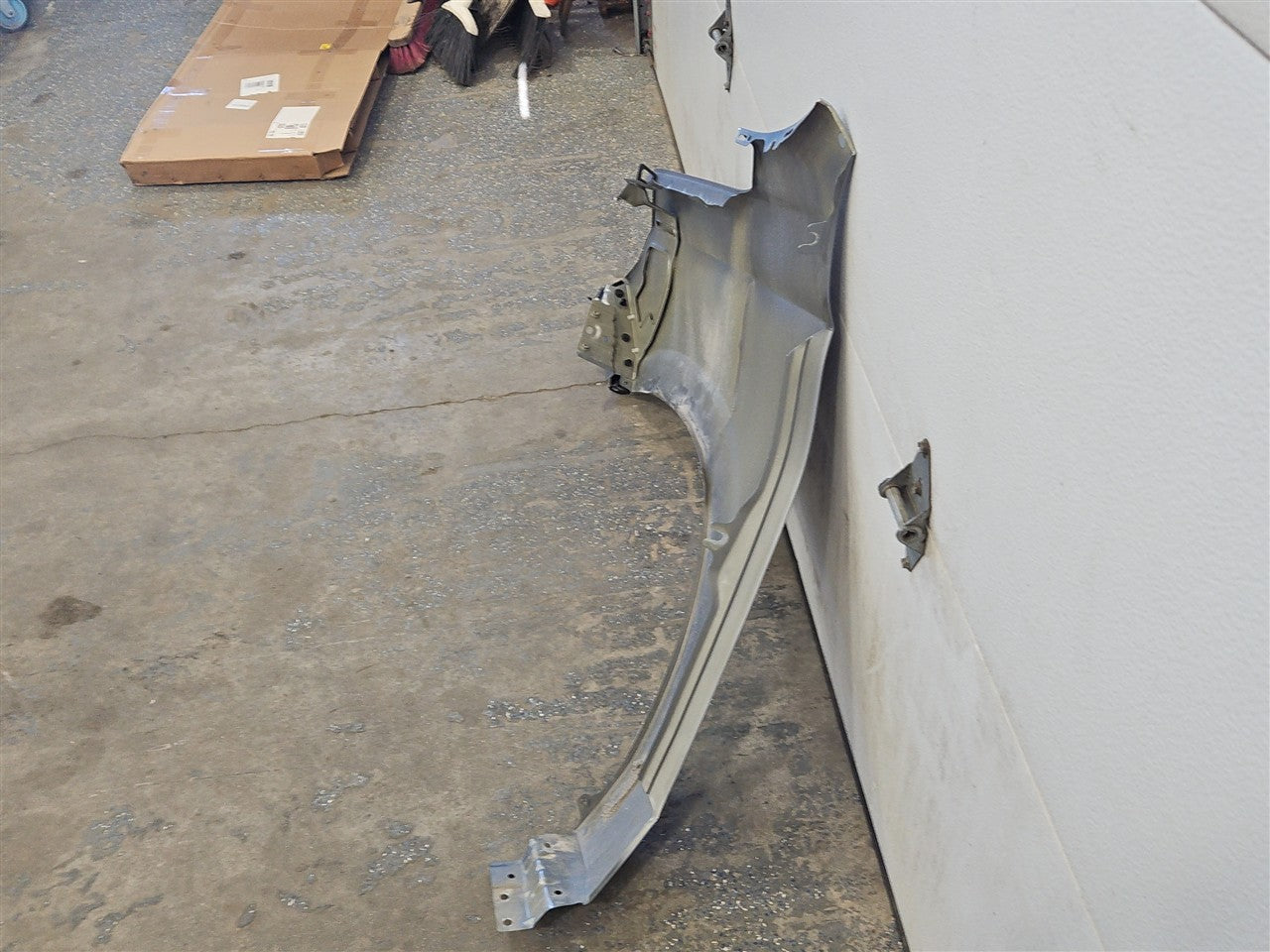 2023 SUBURBN15 RH FENDER GREY GXD 3D1 DENT BY HOOD 33297 - image 11