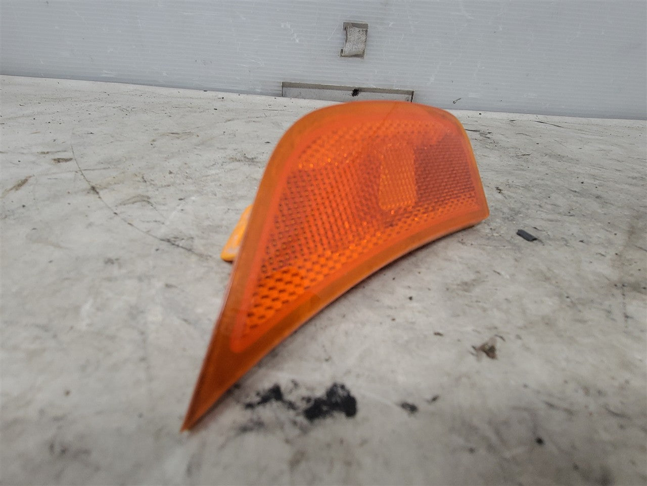 2023 SUBURBN15 RH FRONT SIDE MARKER LAMP 84776453 33305 - image 3