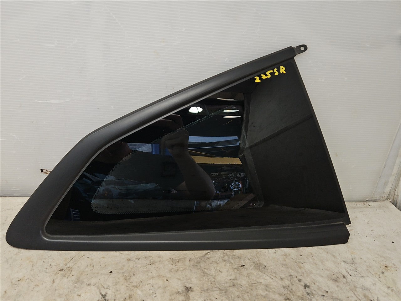 2016 CAMARO RH PASSENGER QUARTER GLASS COUPE 33366 - image 1