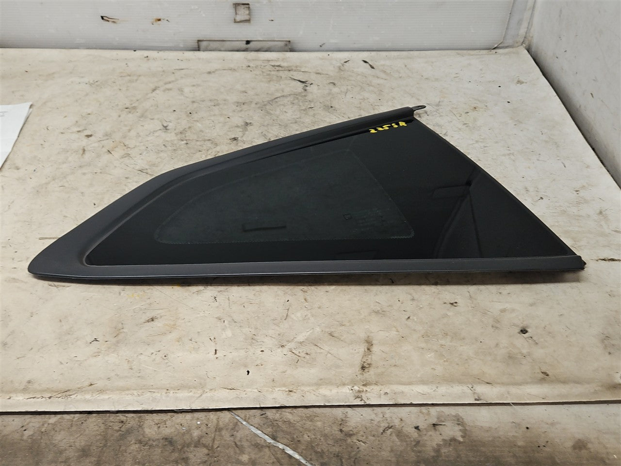 2016 CAMARO RH PASSENGER QUARTER GLASS COUPE 33366 - image 2