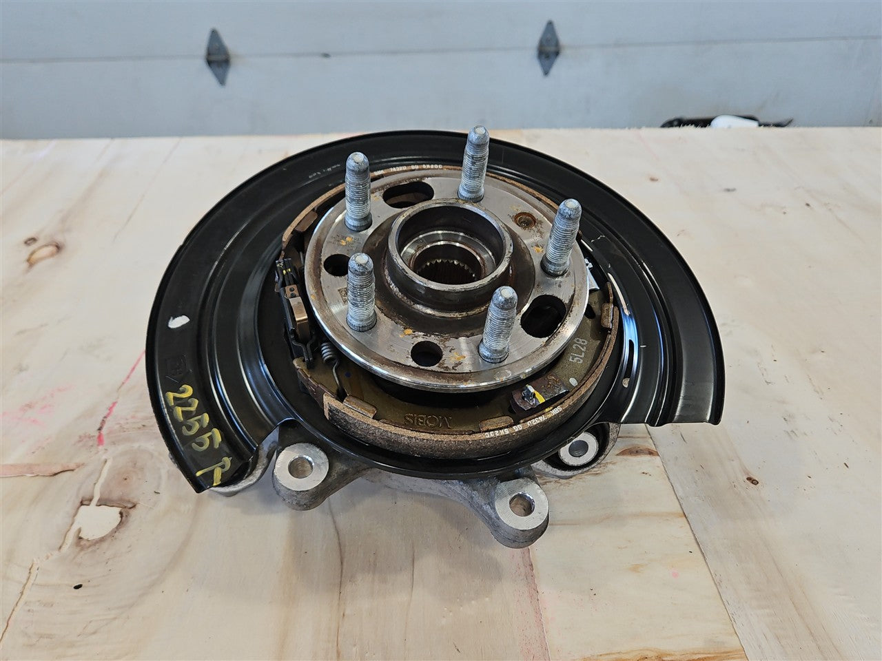 2016 CAMARO RH PASSENGER REAR SPINDLE & HUB 33370 - image 1