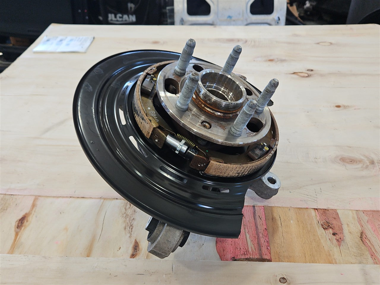 2016 CAMARO LH DRIVER REAR SPINDLE & HUB 33371 - image 2