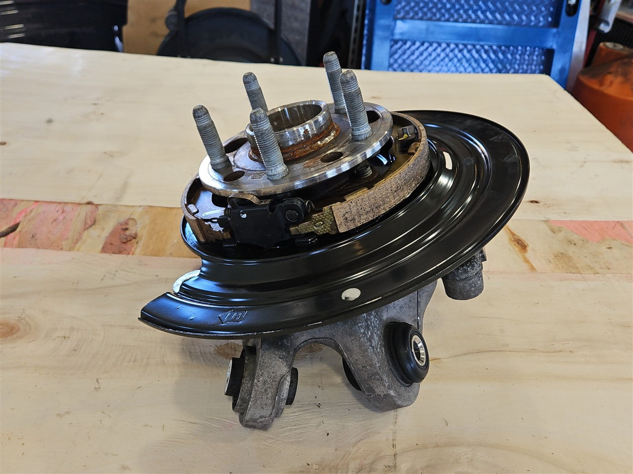 2016 CAMARO LH DRIVER REAR SPINDLE & HUB 33371 - image 4