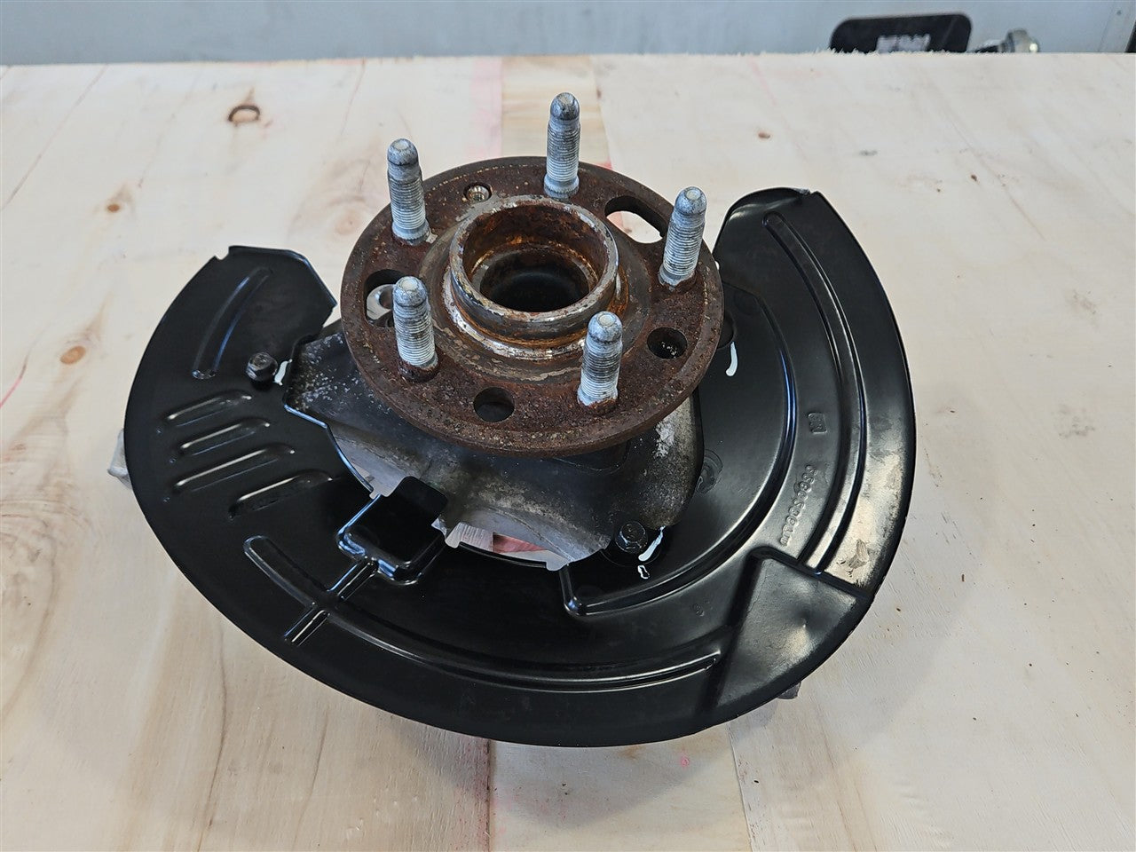 2016 CAMARO LH DRIVER FRONT SPINDLE W/HUB 33372 - image 1
