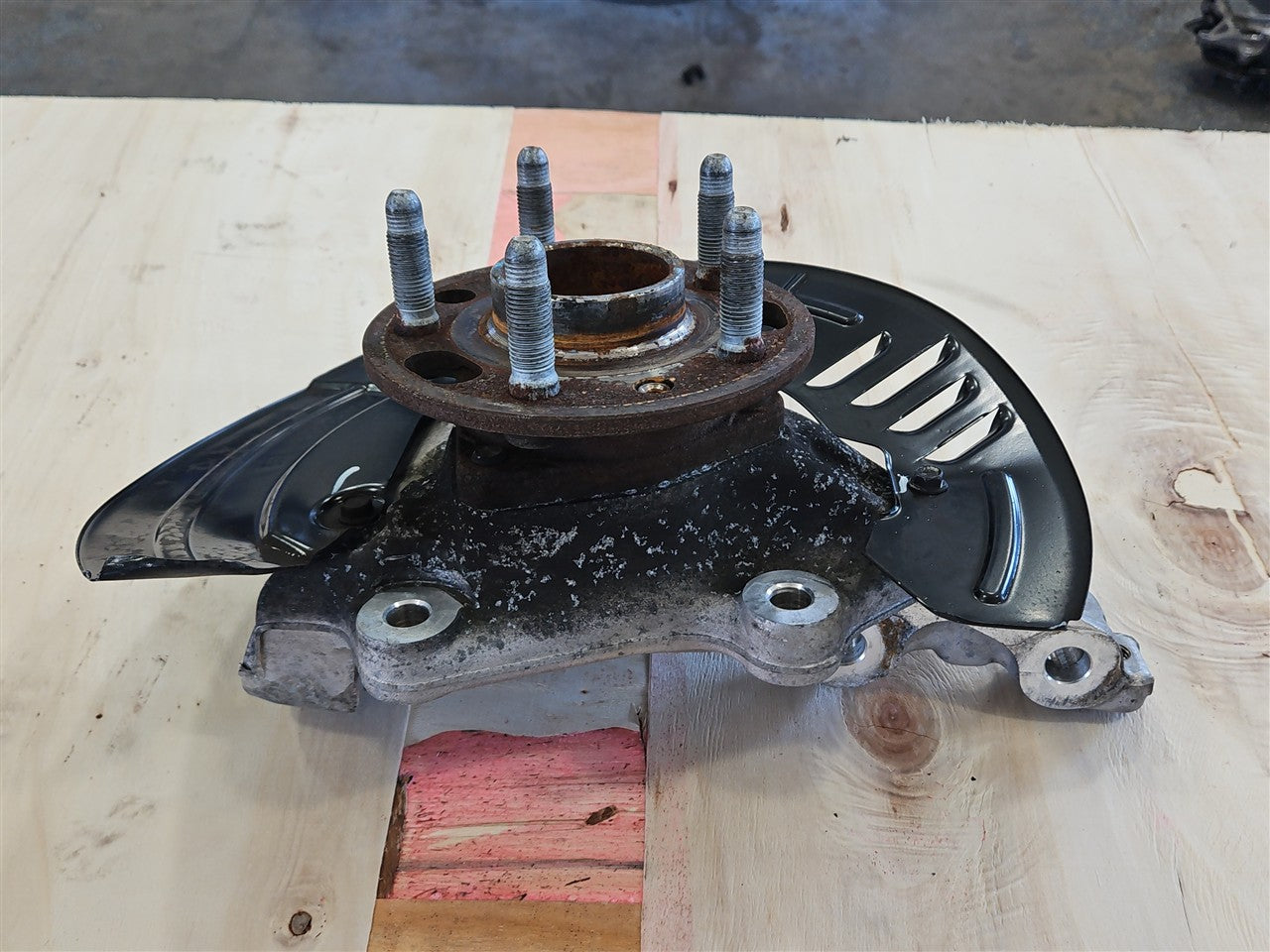 2016 CAMARO LH DRIVER FRONT SPINDLE W/HUB 33372 - image 3
