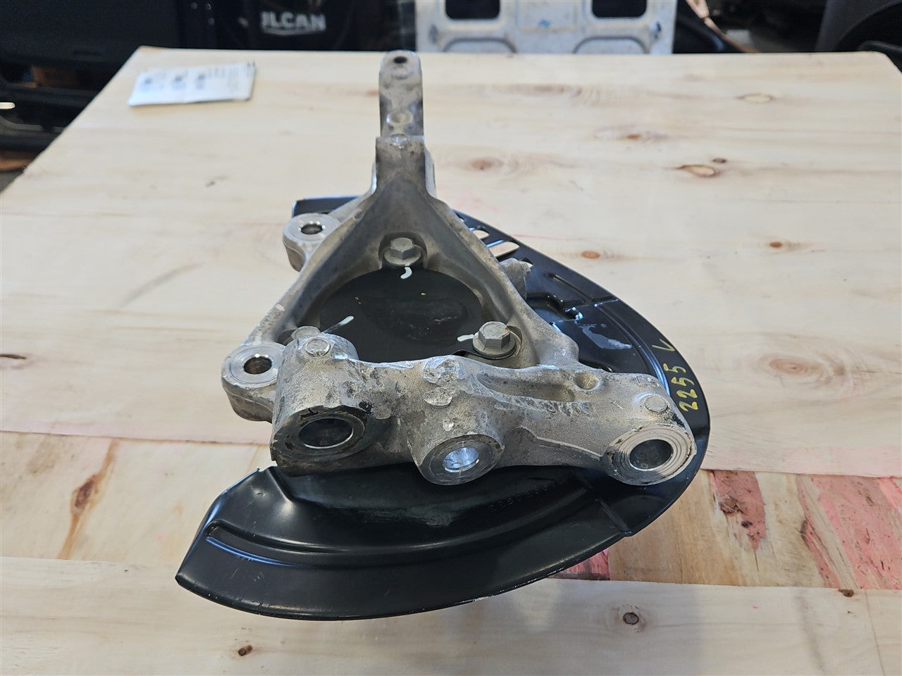 2016 CAMARO LH DRIVER FRONT SPINDLE W/HUB 33372 - image 9