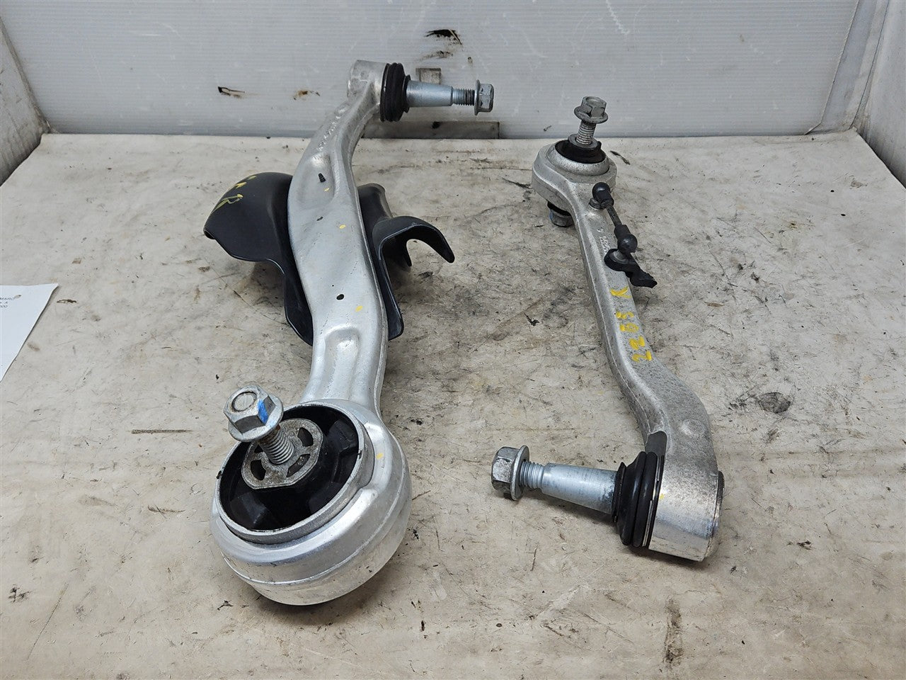 2016 CAMARO RH FRONT LOWER CONTROL ARMS PAIR 74K 33384 - image 3