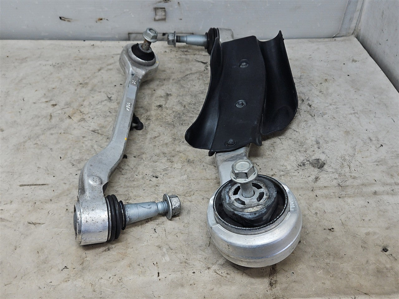 2016 CAMARO RH FRONT LOWER CONTROL ARMS PAIR 74K 33384 - image 9
