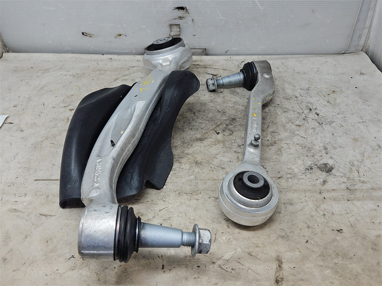 2016 CAMARO LH FRONT LOWER CONTROL ARMS PAIR 74K 33385 - image 1