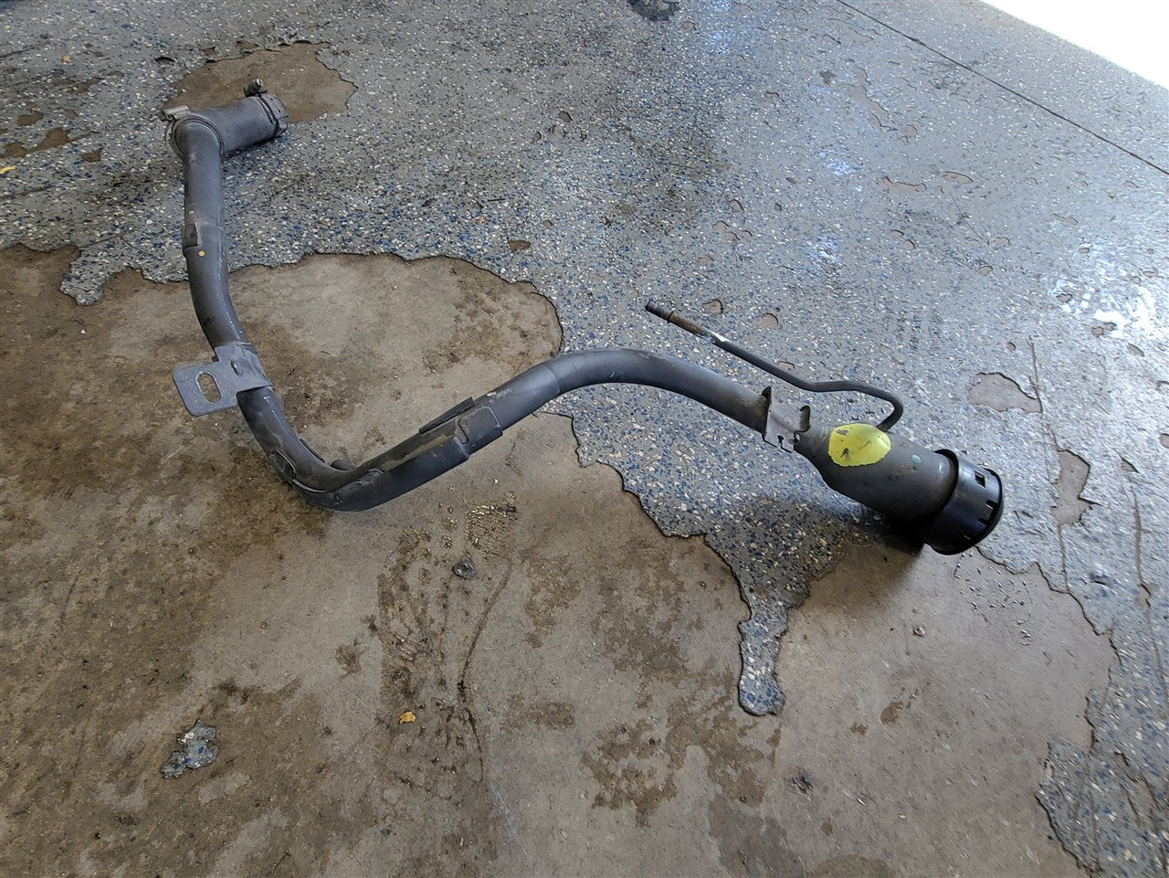 2016 CAMARO FUEL FILLER NECK 84683322 84218958 33391 - image 7