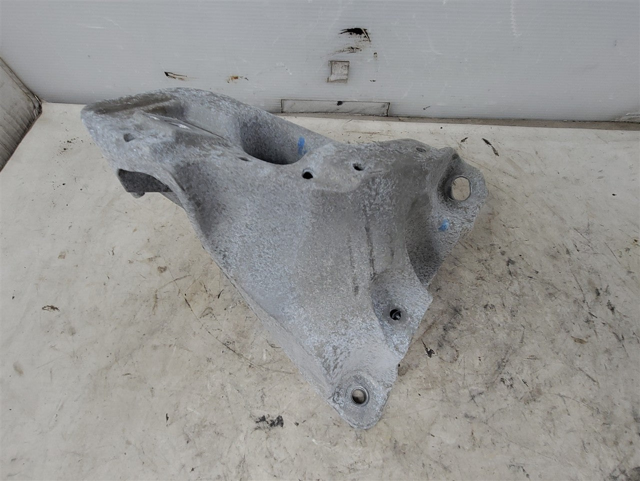2016 CAMARO LH DRIVER ENGINE MOUNT STAND 33419 - image 9