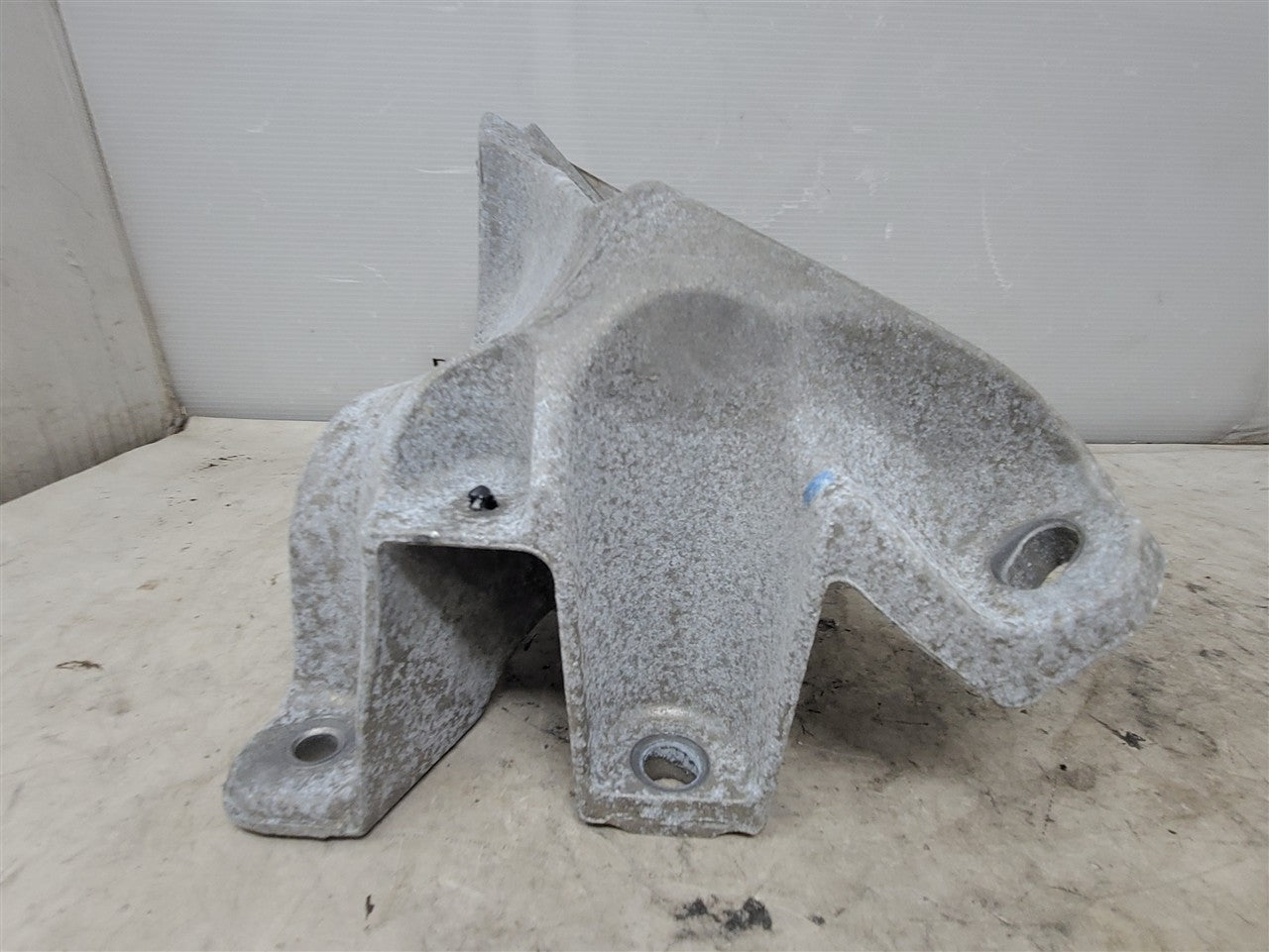 2016 CAMARO LH DRIVER ENGINE MOUNT STAND 33419 - image 1