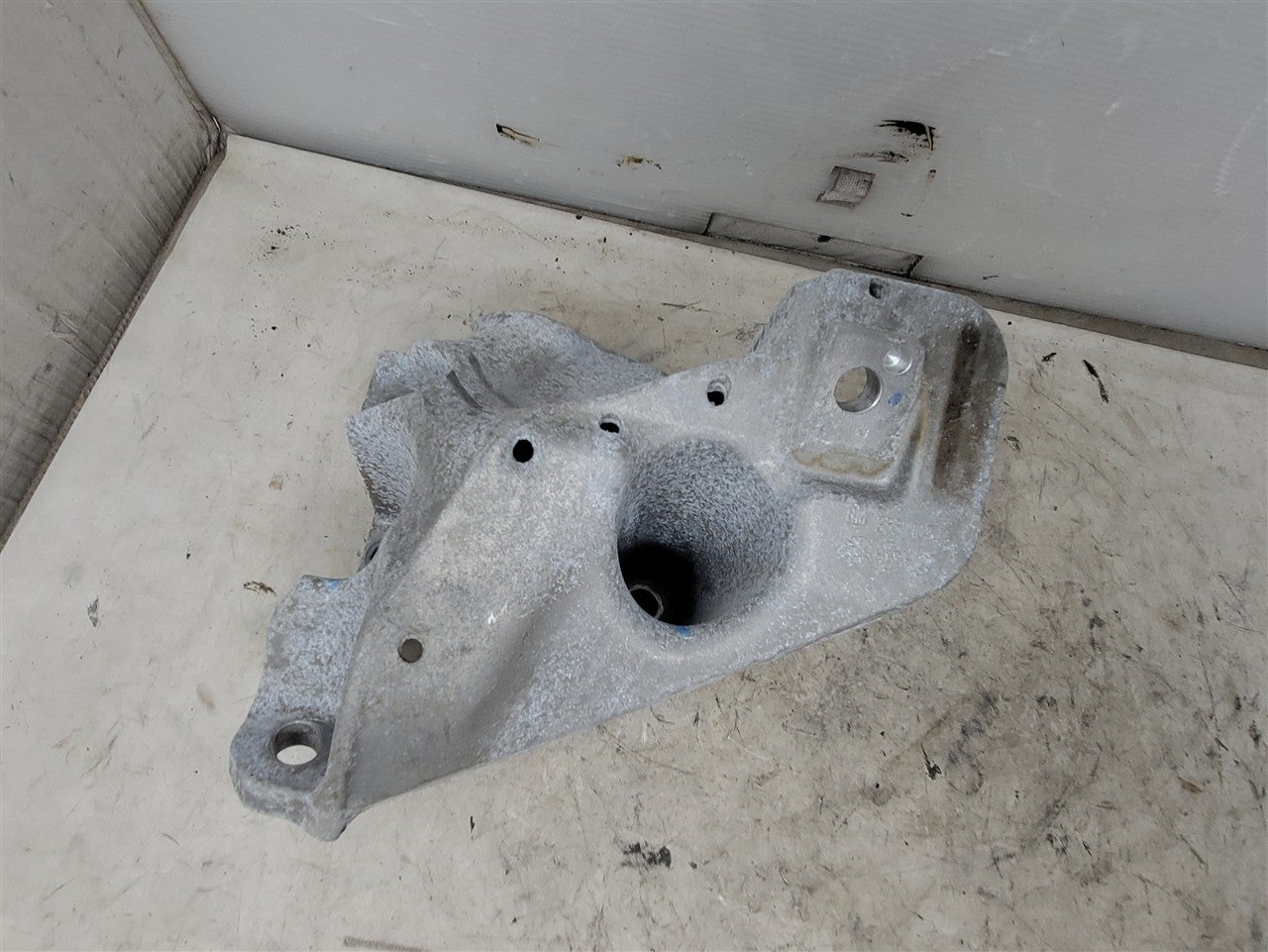 2016 CAMARO LH DRIVER ENGINE MOUNT STAND 33419 - image 3
