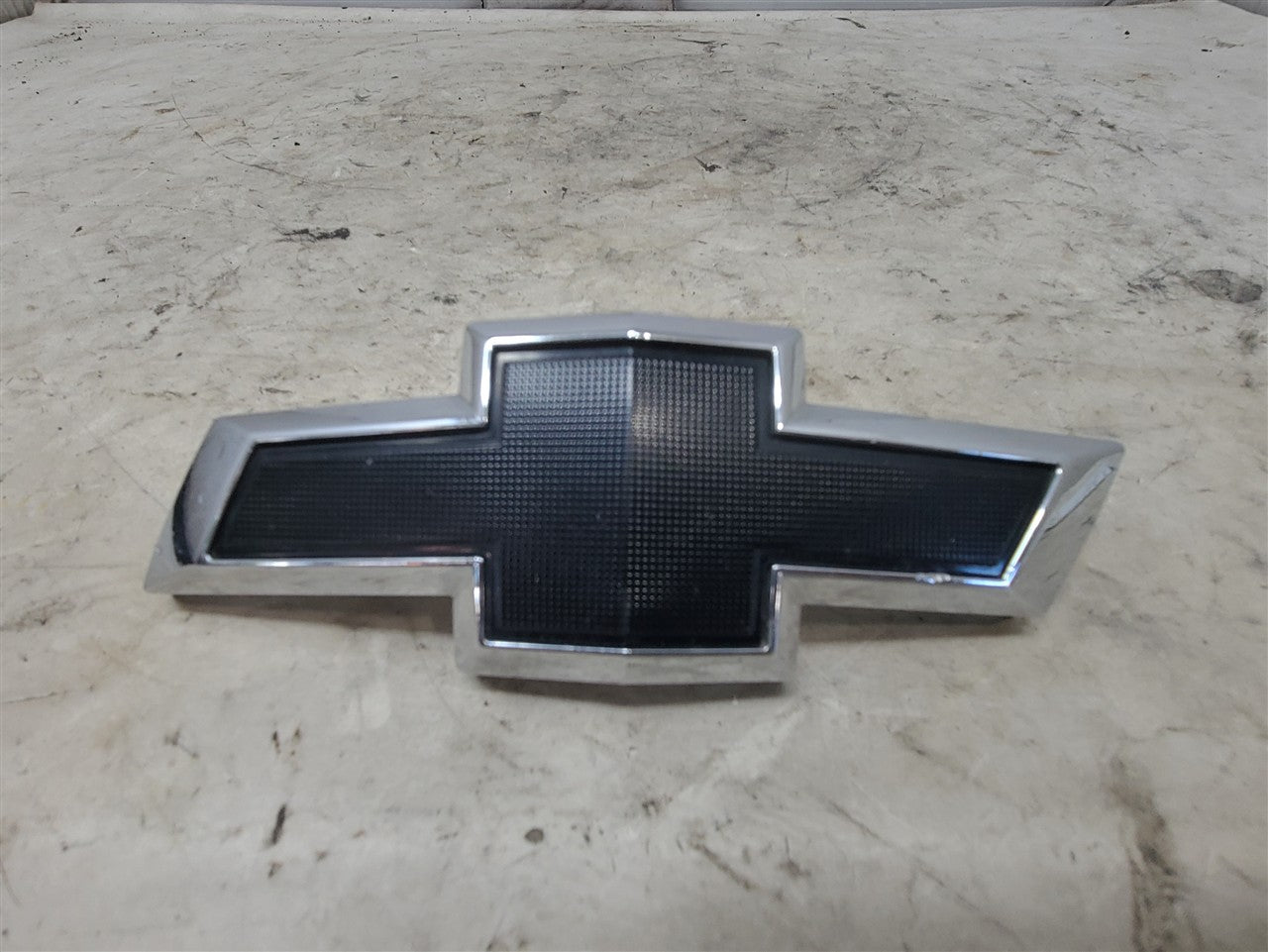 2016 CAMARO FRONT BOW TIE EMBLEM BADGE 23269466 33427 - image 1
