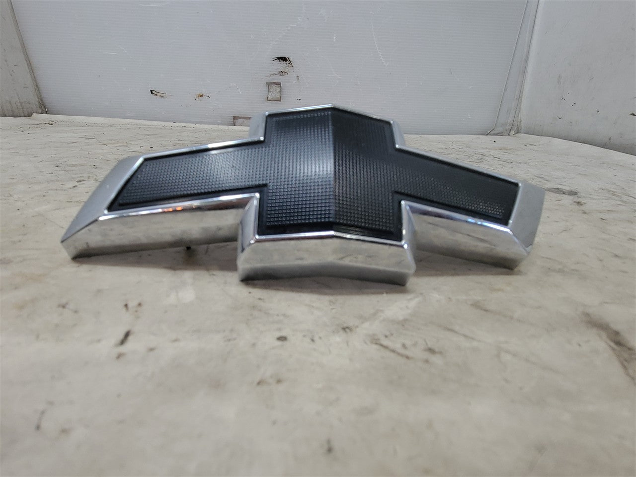 2016 CAMARO FRONT BOW TIE EMBLEM BADGE 23269466 33427 - image 2