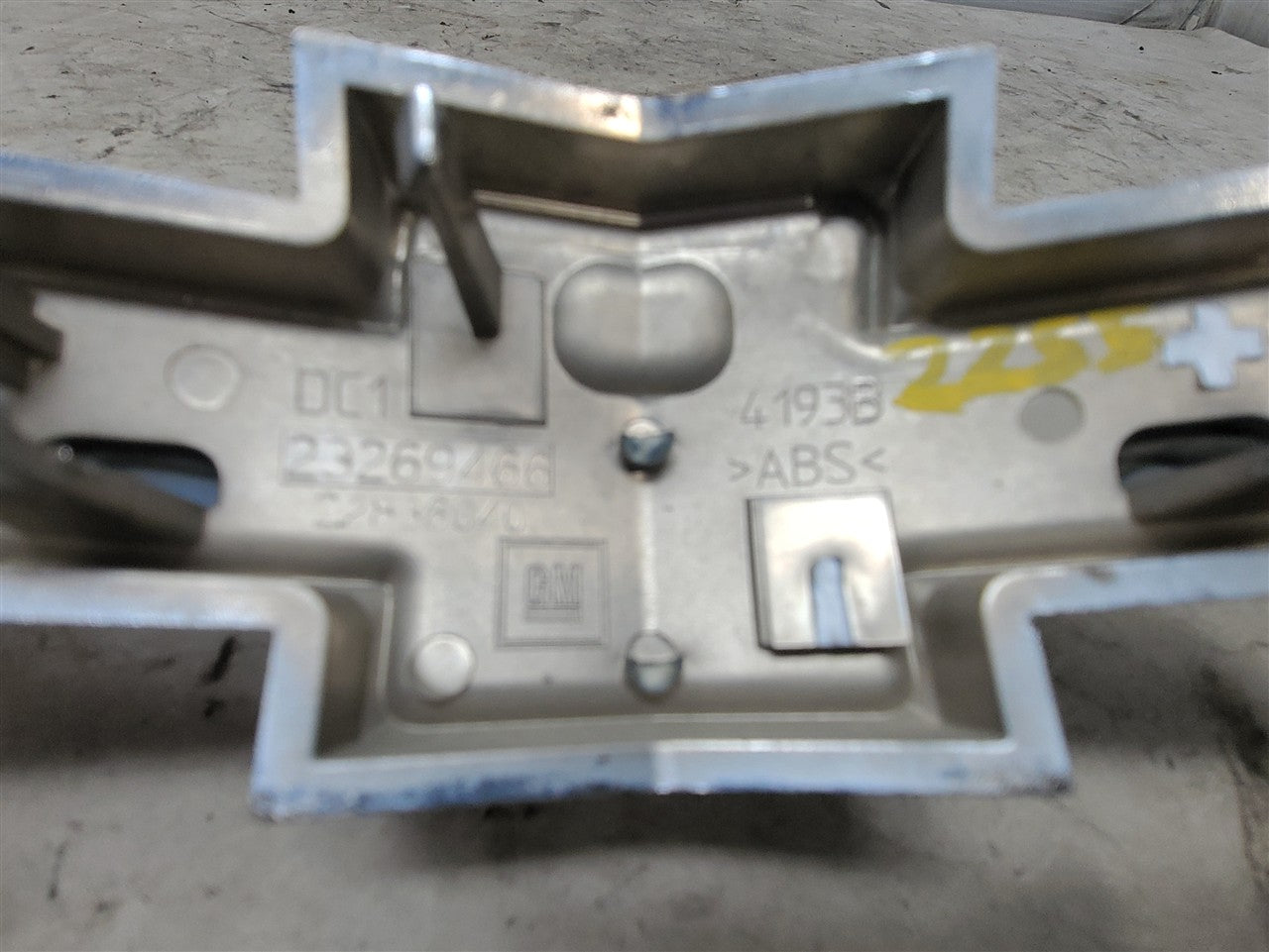 2016 CAMARO FRONT BOW TIE EMBLEM BADGE 23269466 33427 - image 7
