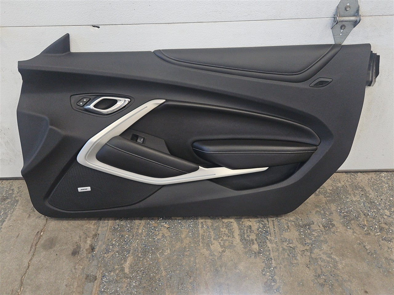 2016 CAMARO RH FRONT DOOR PANEL TRIM 2SS COUPE 33432 - image 1
