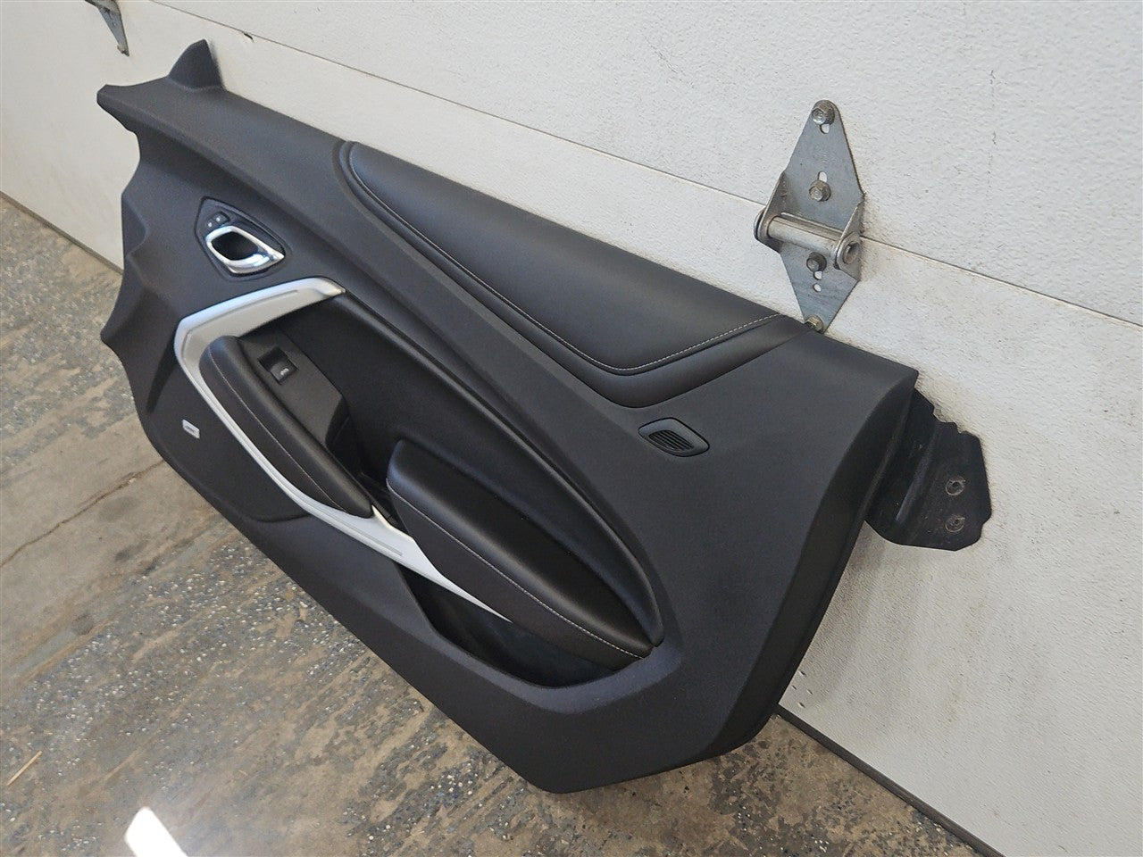 2016 CAMARO RH FRONT DOOR PANEL TRIM 2SS COUPE 33432 - image 4