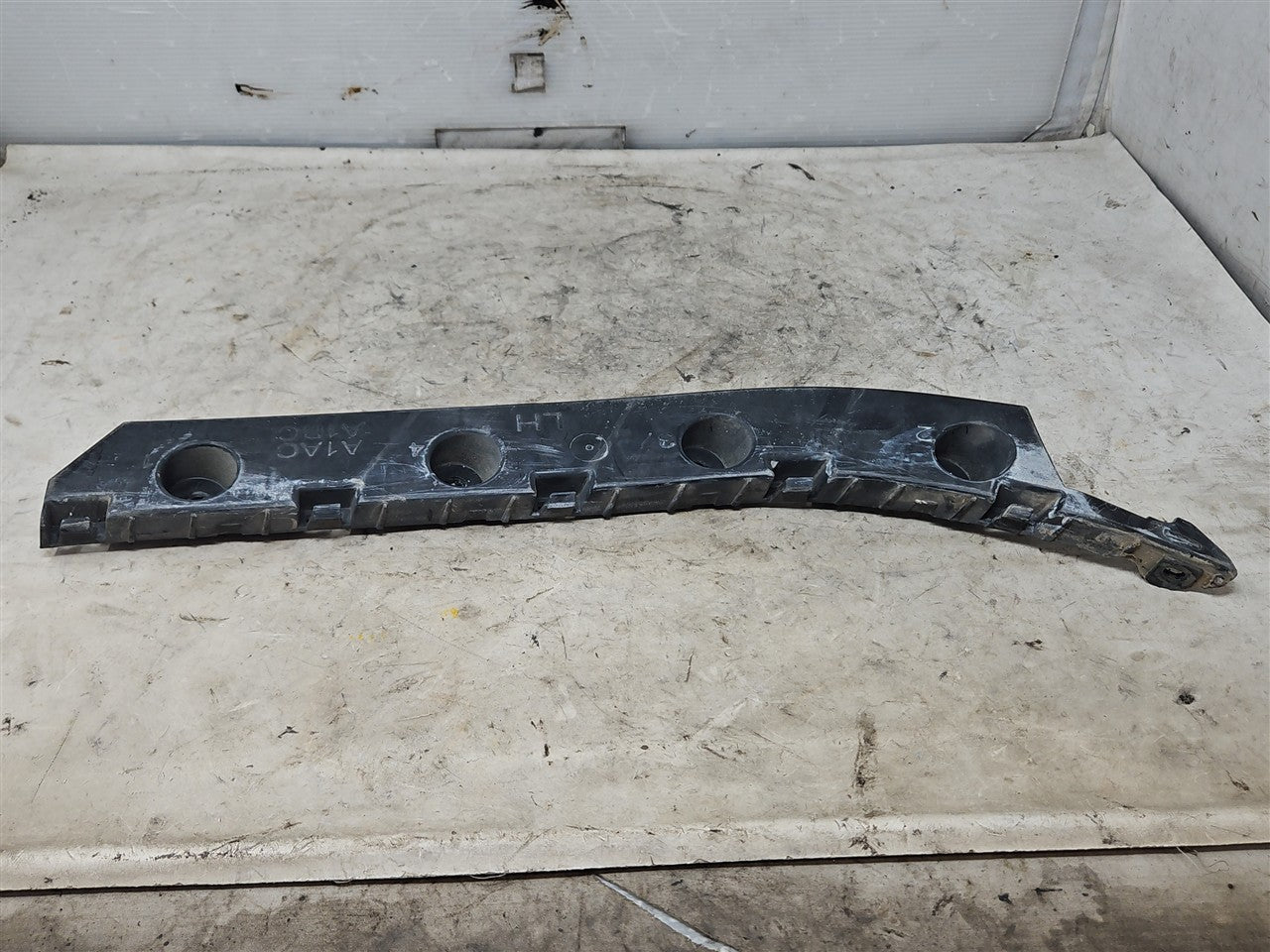 2016 CAMARO LH REAR BUMPER GUIDE BRACKET 33452 - image 1